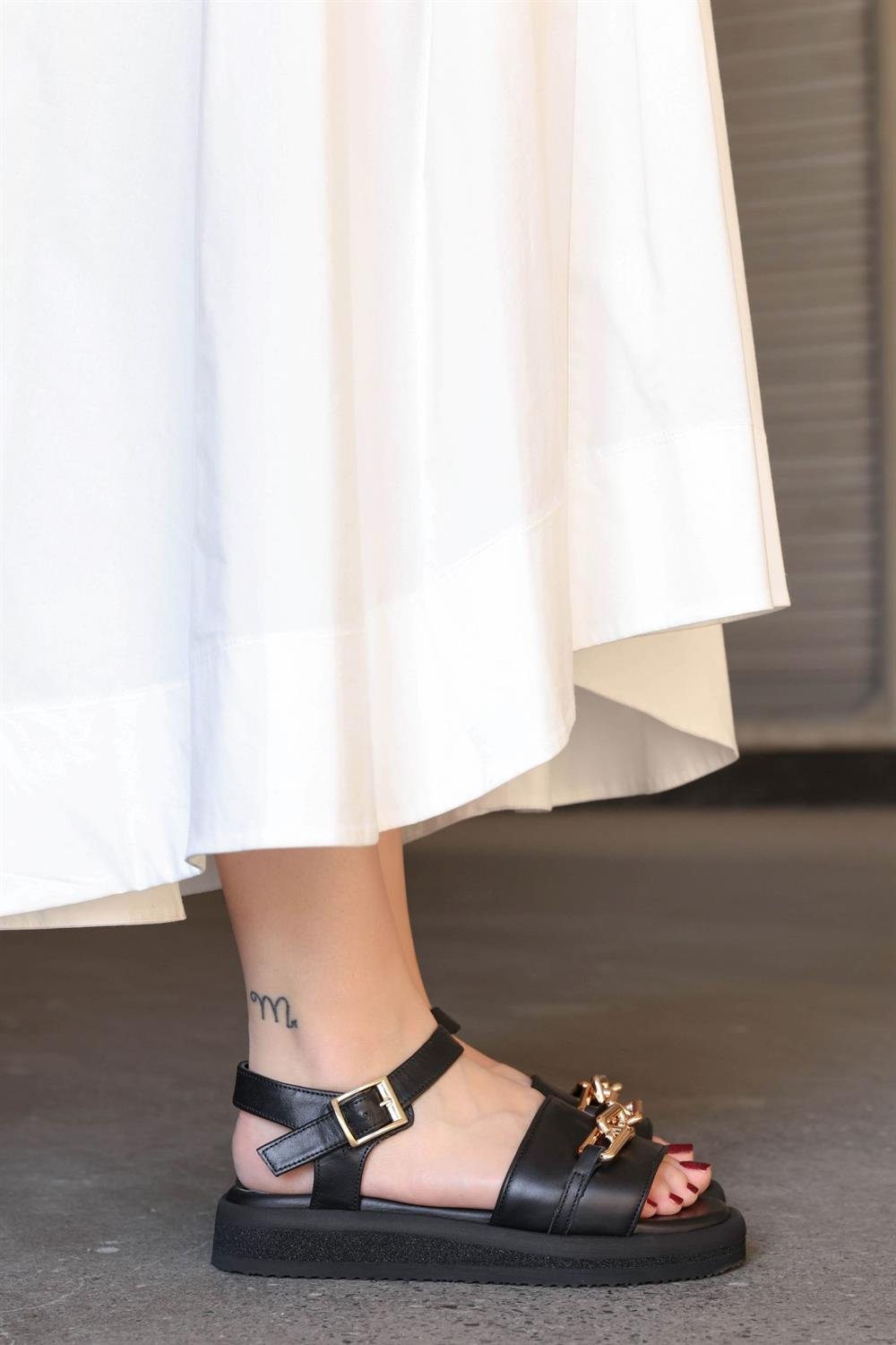 Caremio Siyah Hakiki Deri Altın Tokalı Kadın Sandalet