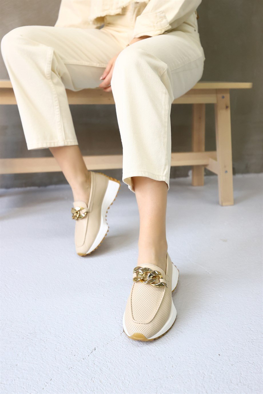 Дариус Женские Бежевые Кроссовки из Кожи с Аксессуаром-Цепочкой