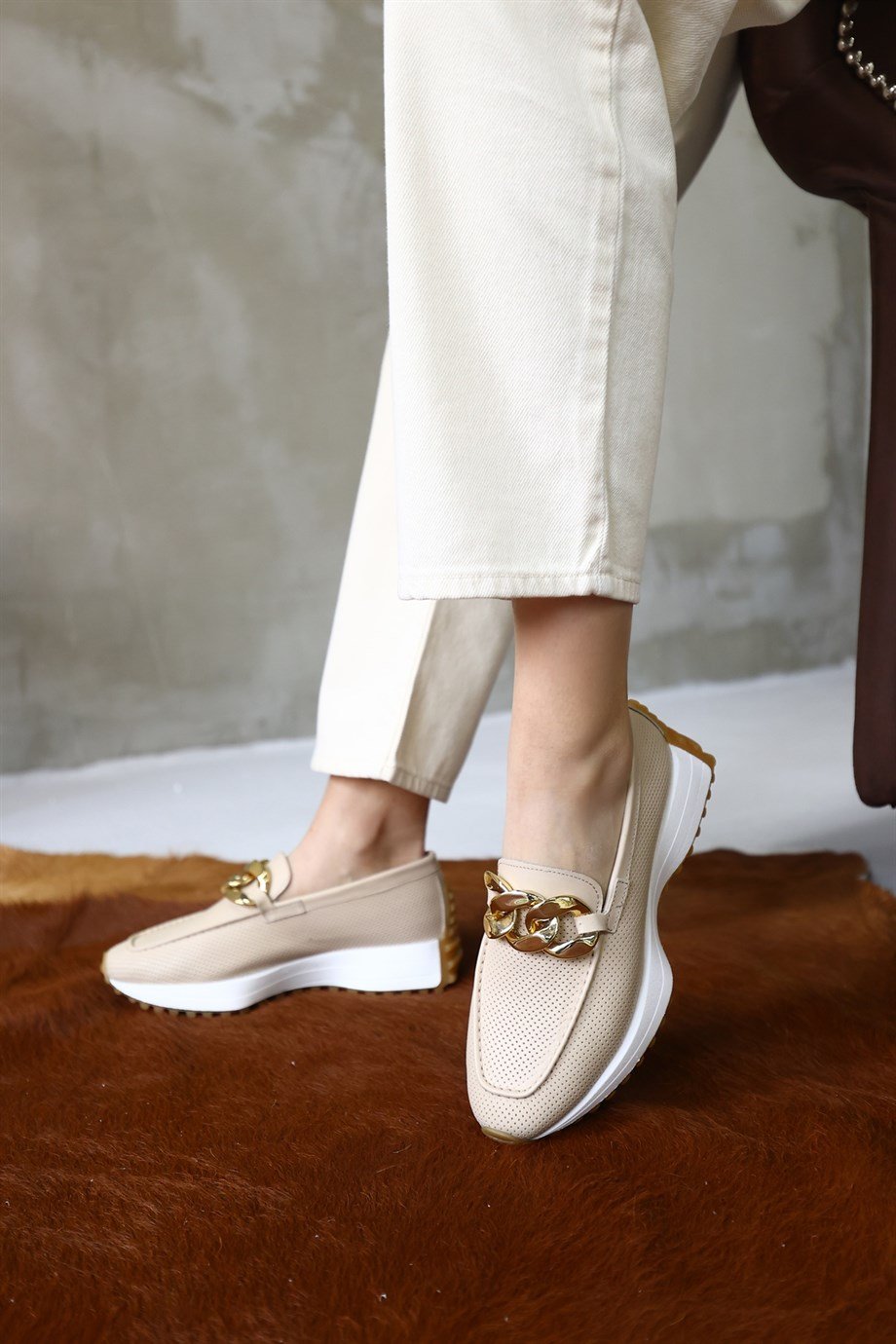 Дариус Женские Бежевые Кроссовки из Кожи с Аксессуаром-Цепочкой