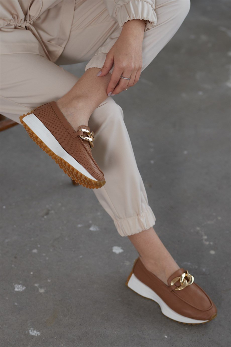 Darius Taba Hakiki Deri Zincir Aksesuarlı Kadın Sneaker