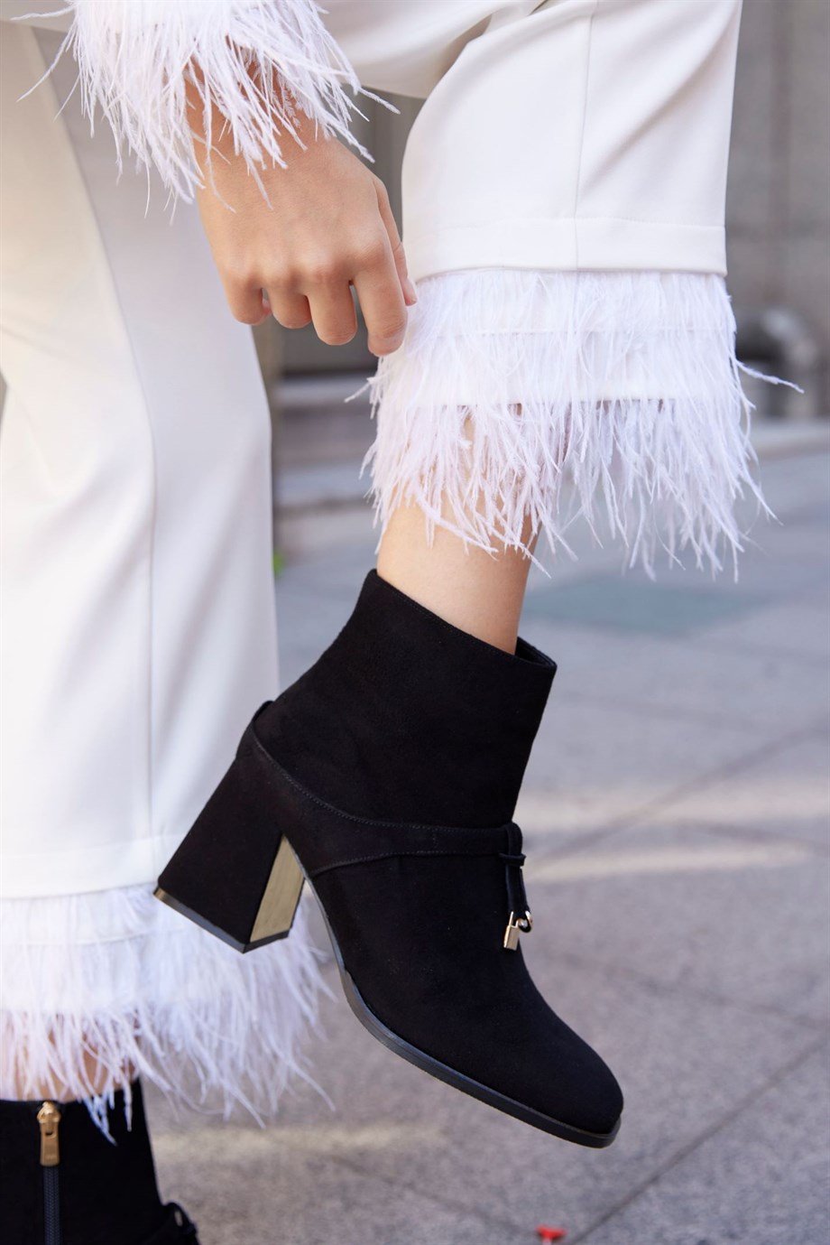 Дебора Черные Замшевые Женские Сапоги на Каблуке