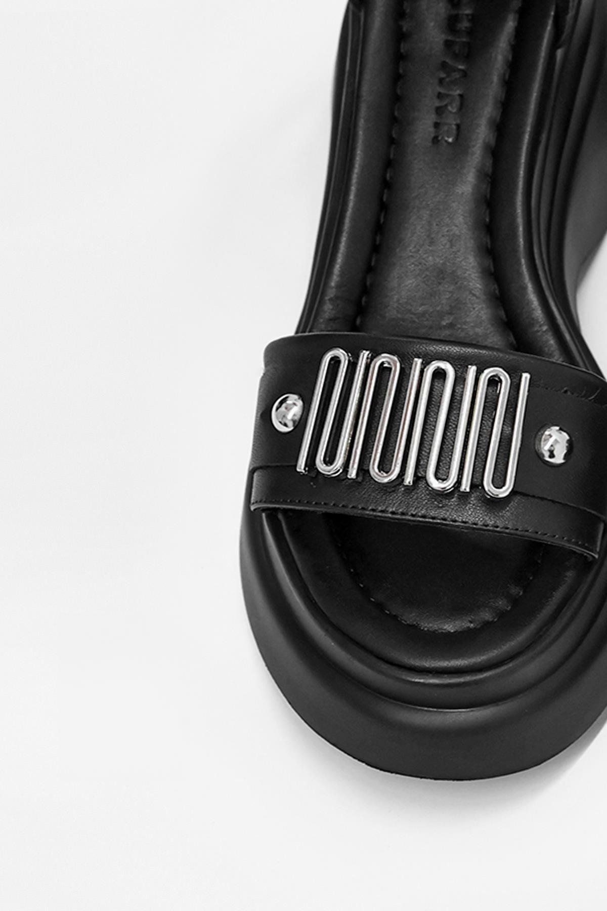 Electro Siyah Hakiki Deri Gümüş Aksesuarlı Topuklu Kadın Sandalet