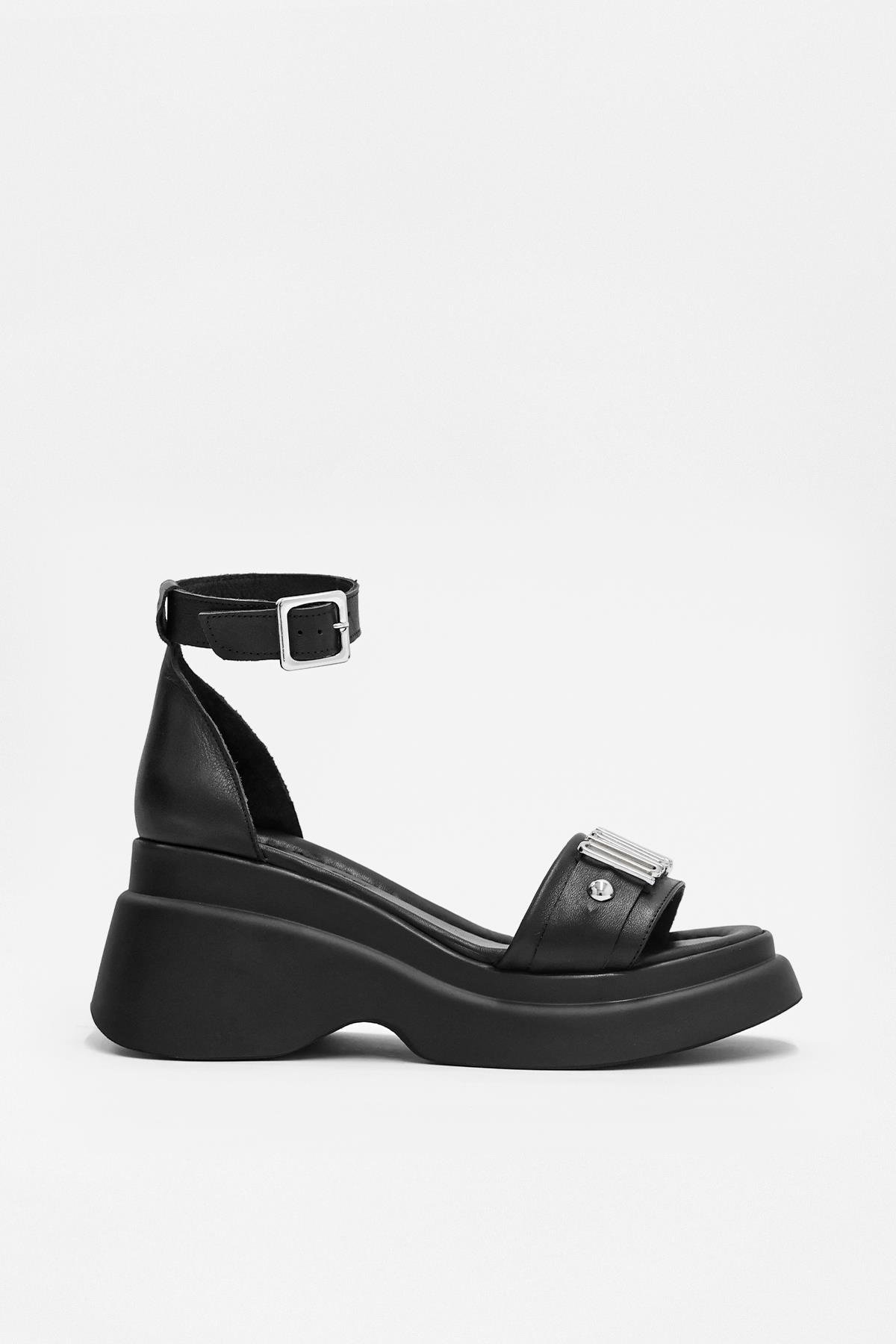 Electro Siyah Hakiki Deri Gümüş Aksesuarlı Topuklu Kadın Sandalet