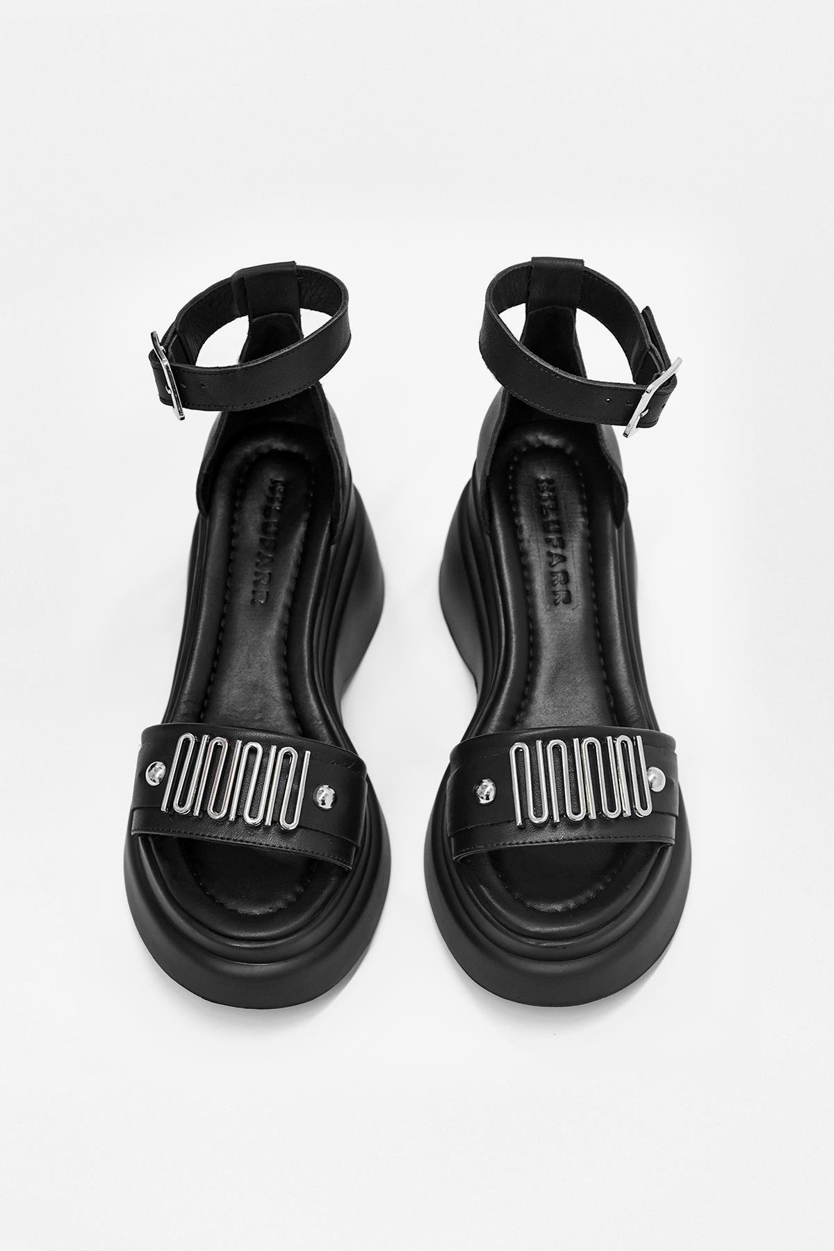 Electro Siyah Hakiki Deri Gümüş Aksesuarlı Topuklu Kadın Sandalet