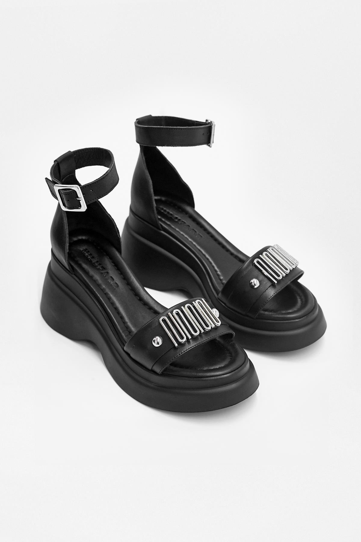 Electro Siyah Hakiki Deri Gümüş Aksesuarlı Topuklu Kadın Sandalet