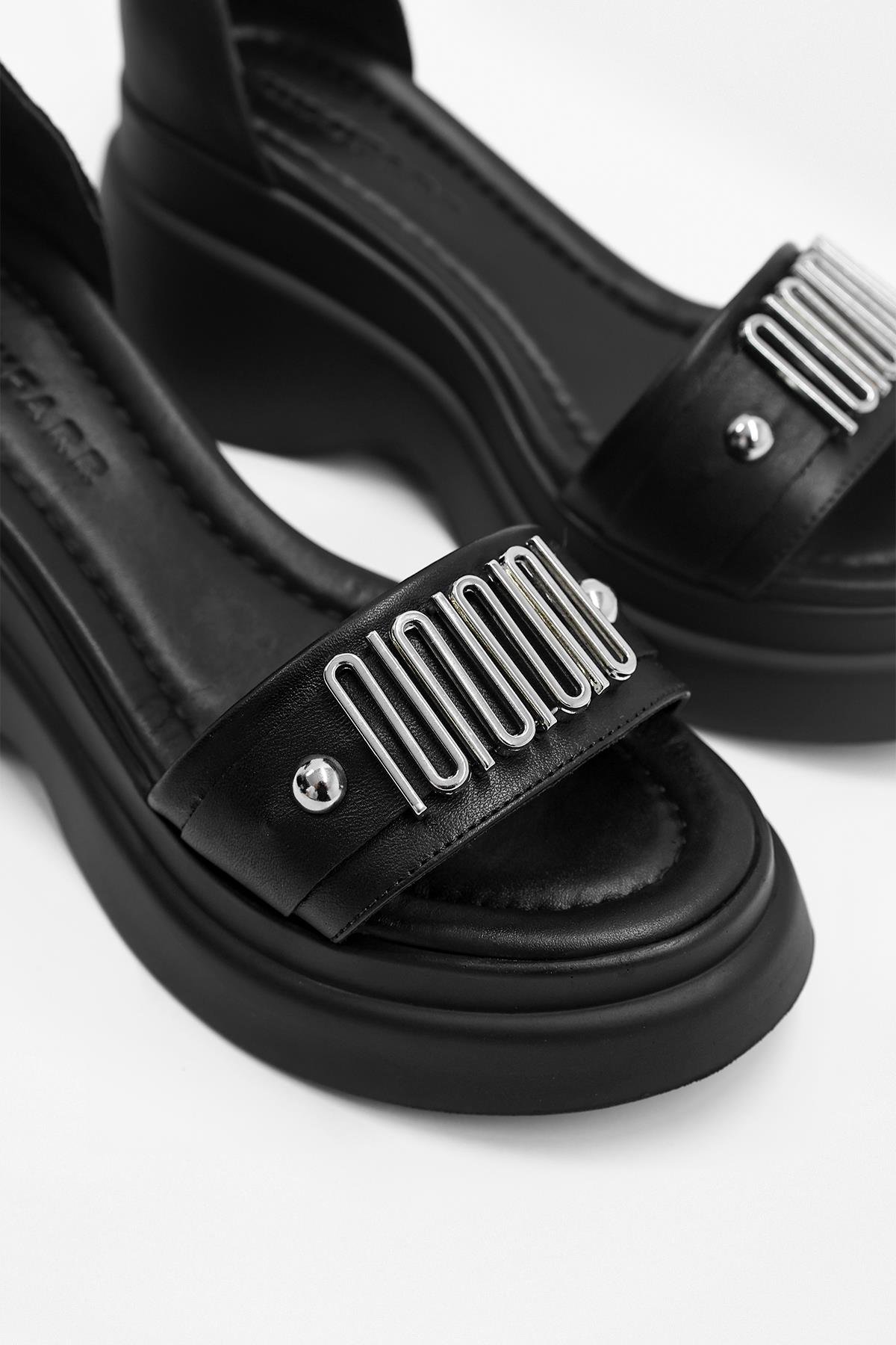 Electro Siyah Hakiki Deri Gümüş Aksesuarlı Topuklu Kadın Sandalet