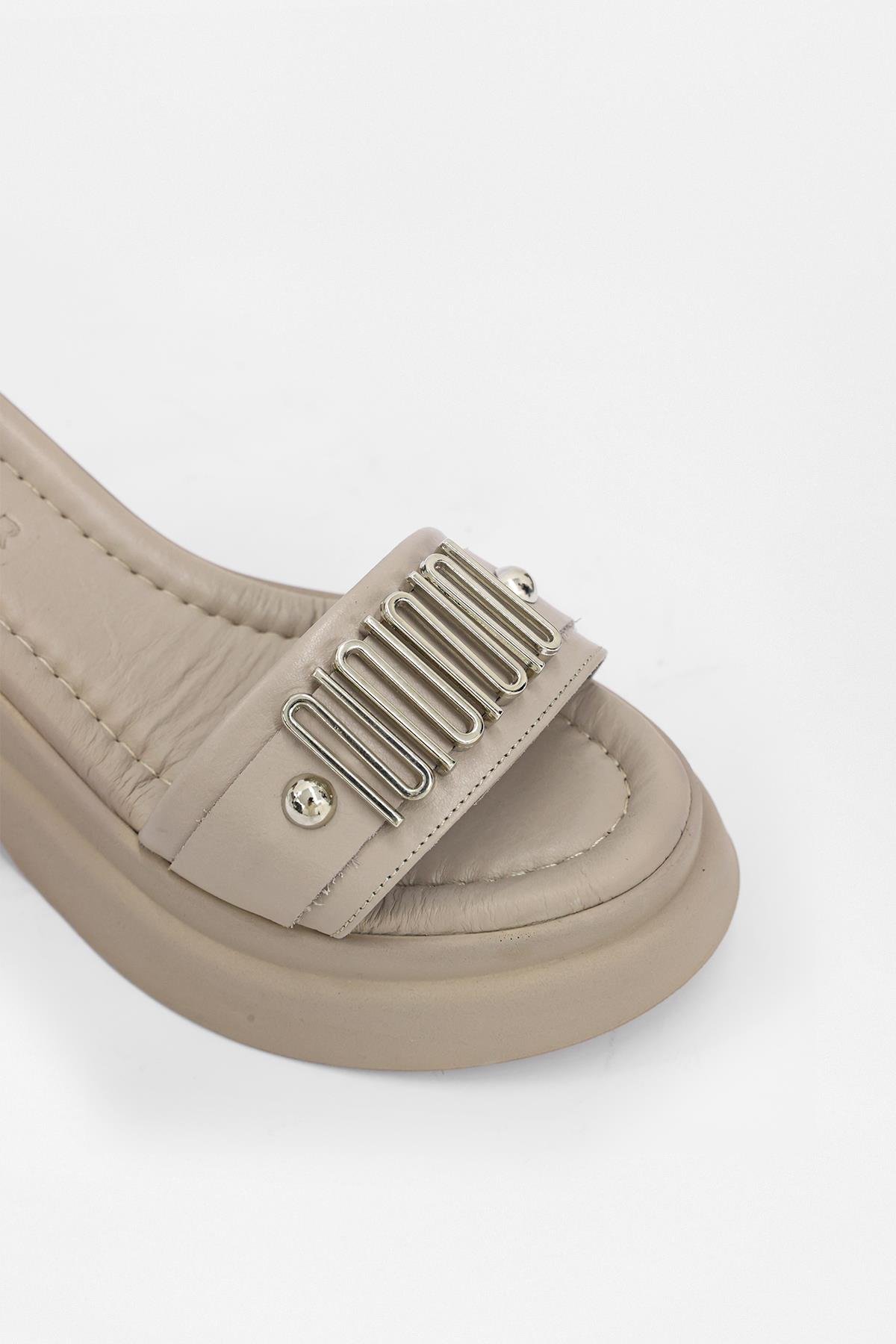 Electro Vizon Hakiki Deri Gümüş Aksesuarlı Topuklu Kadın Sandalet