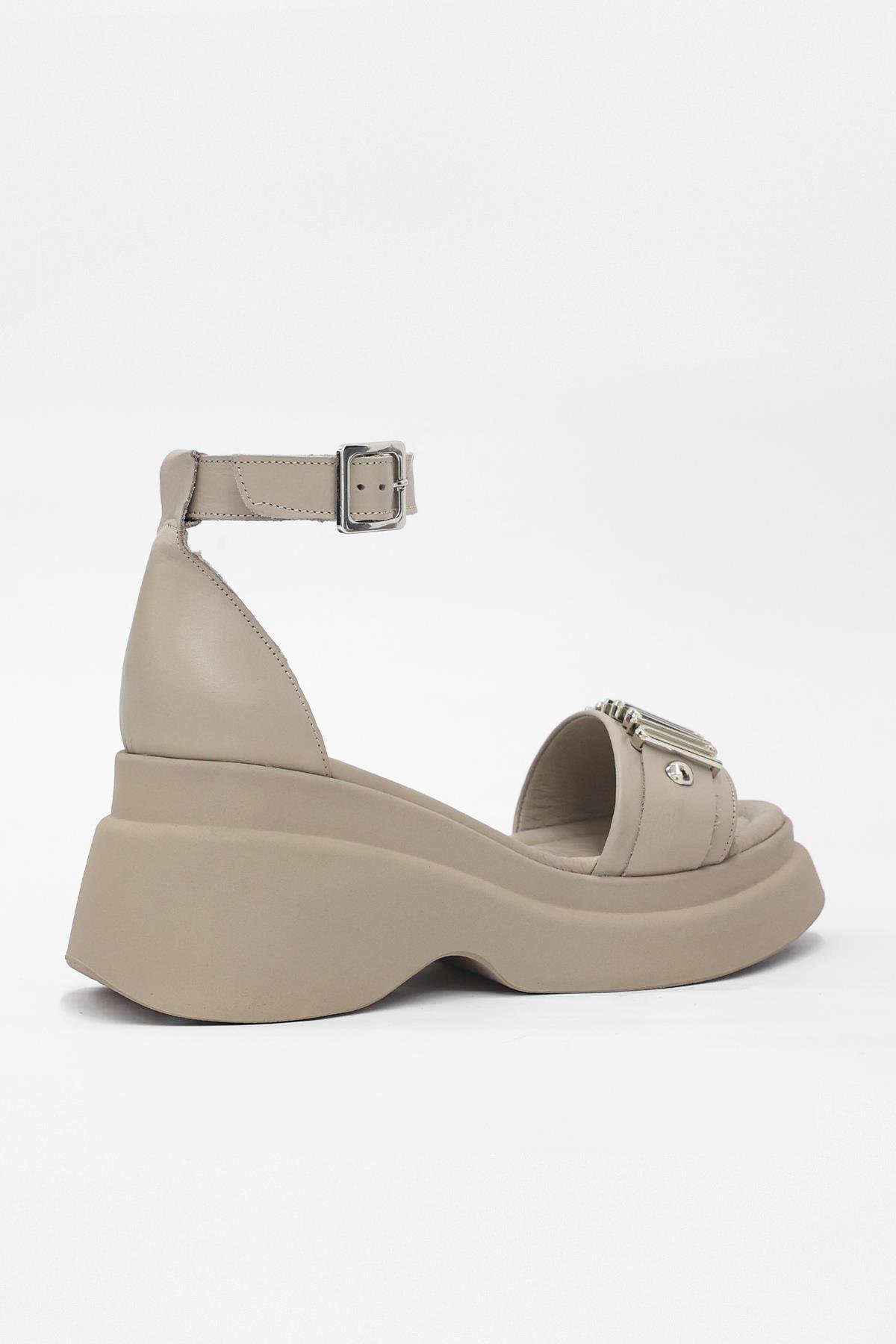 Electro Vizon Hakiki Deri Gümüş Aksesuarlı Topuklu Kadın Sandalet