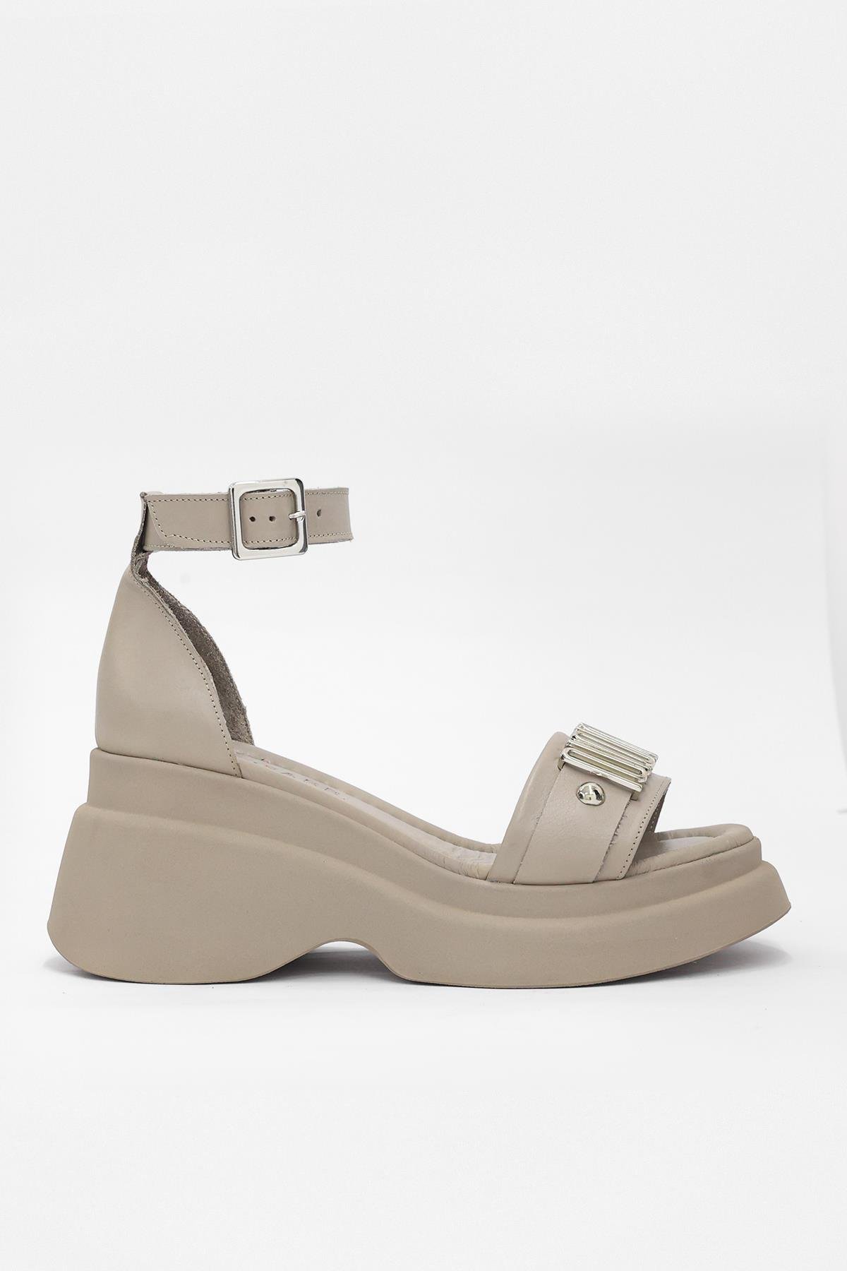 Electro Vizon Hakiki Deri Gümüş Aksesuarlı Topuklu Kadın Sandalet