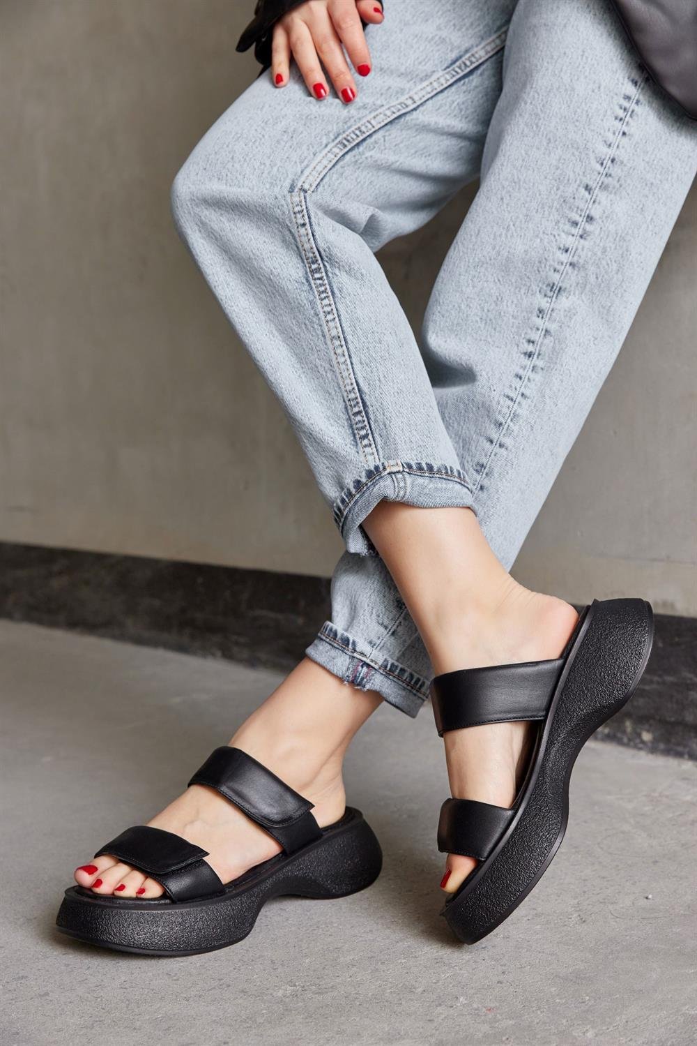 Flora Siyah Hakiki Deri Bantlı Kadın Sandalet