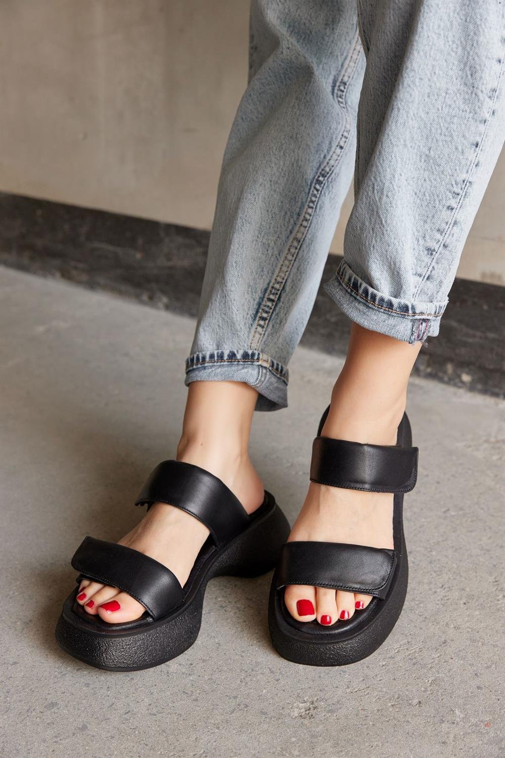 Flora Siyah Hakiki Deri Bantlı Kadın Sandalet