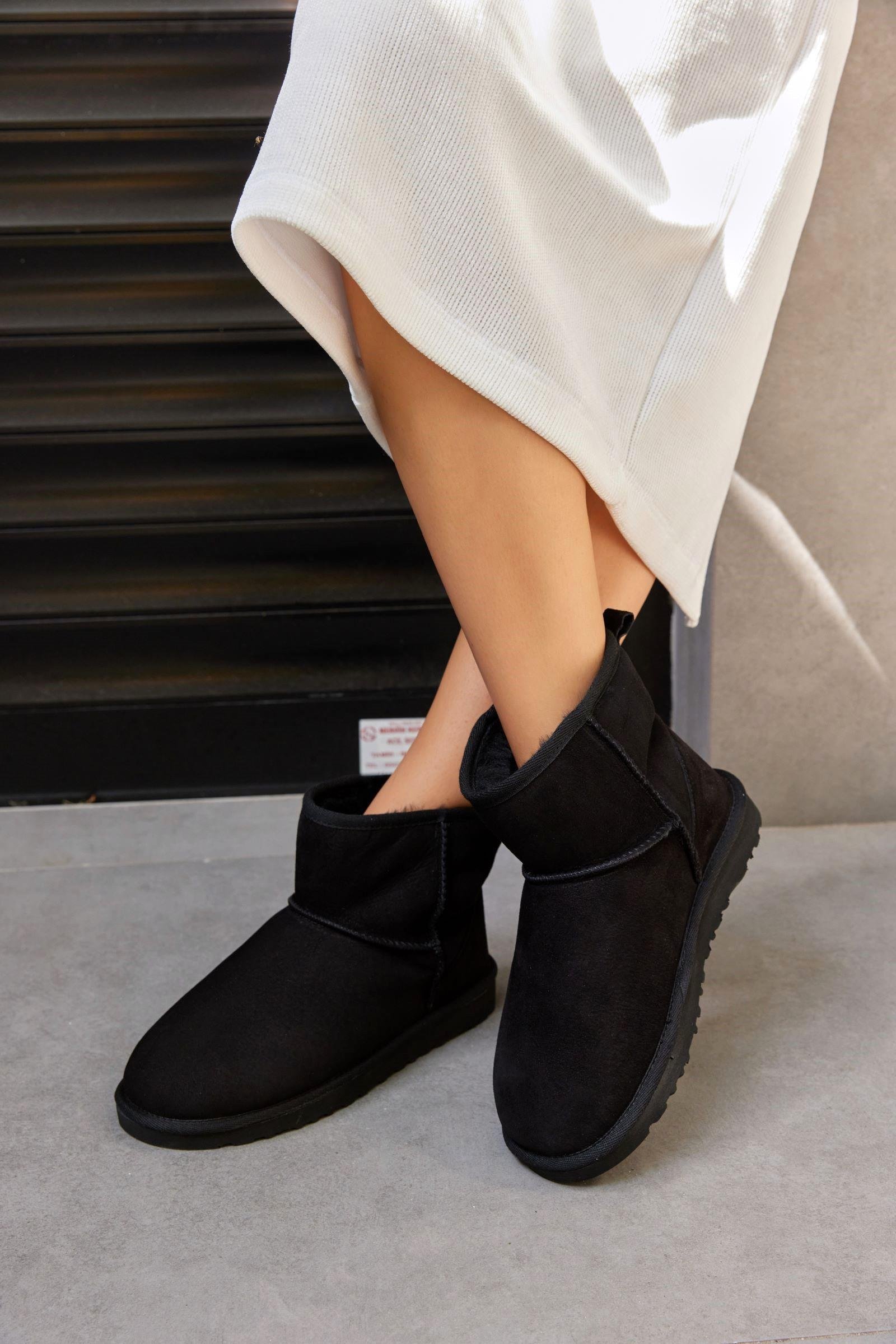 Hugo Siyah Süet Gerçek Kürklü Kadın Bot