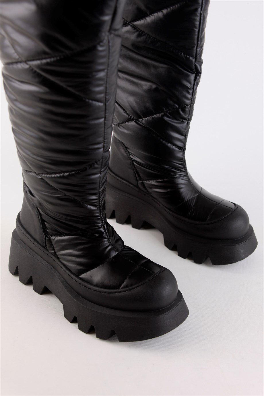 Karinna Siyah Renk Uzun Kar Çizmesi