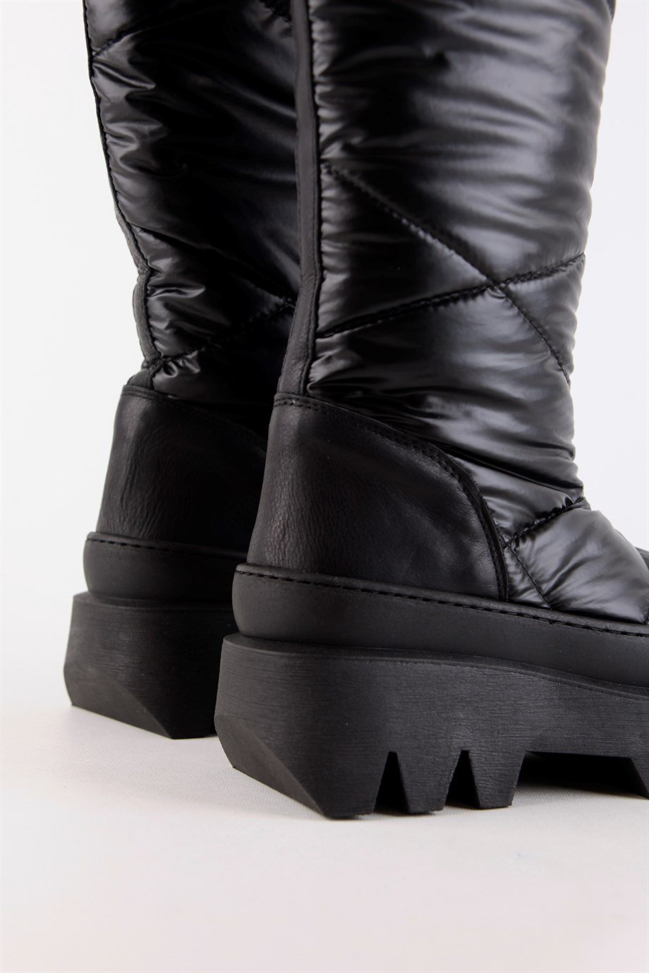 Karinna Siyah Renk Uzun Kar Çizmesi