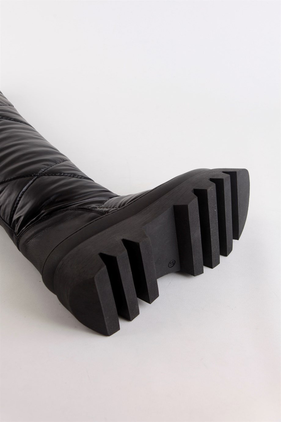 Karinna Siyah Renk Uzun Kar Çizmesi