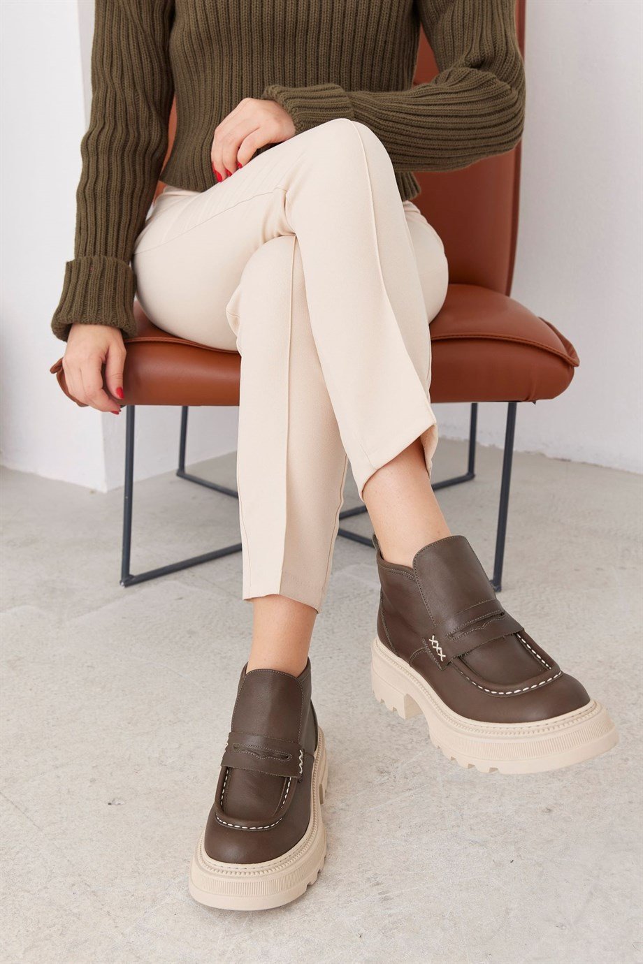 Kesia Haki Hakiki Deri Bej Tabanlı Kadın Bot