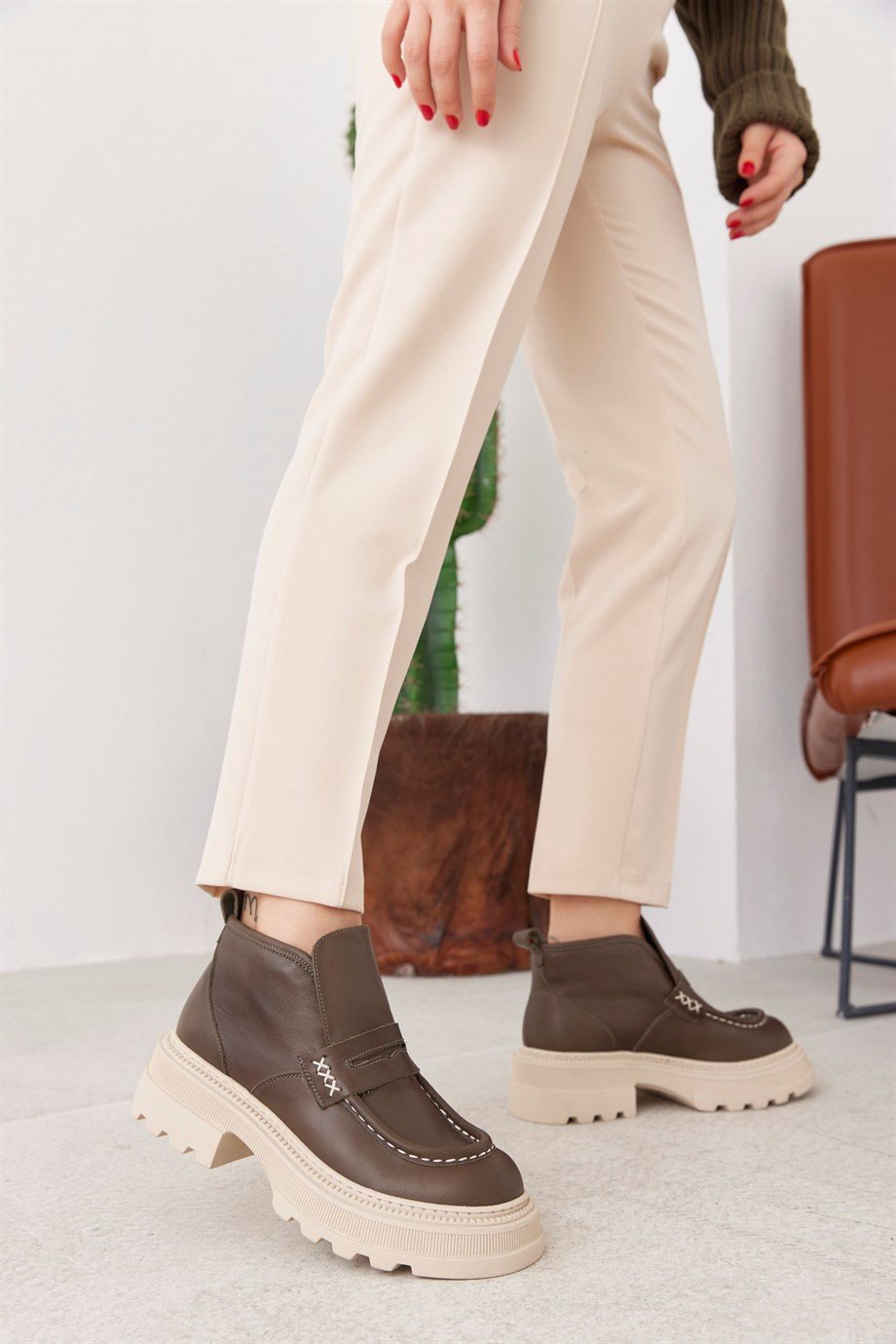 Kesia Haki Hakiki Deri Bej Tabanlı Kadın Bot