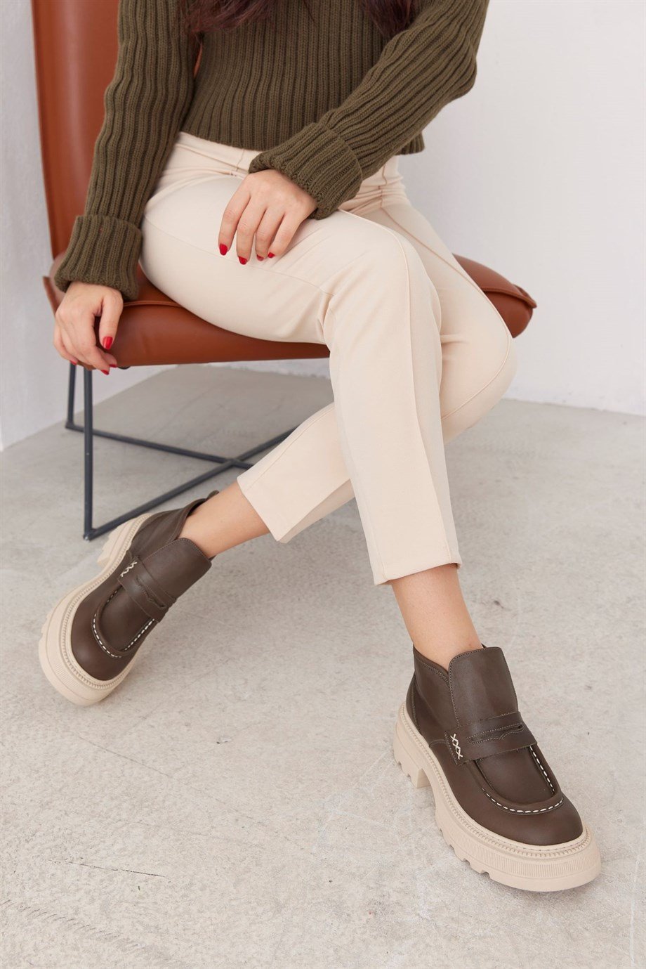 Kesia Haki Hakiki Deri Bej Tabanlı Kadın Bot