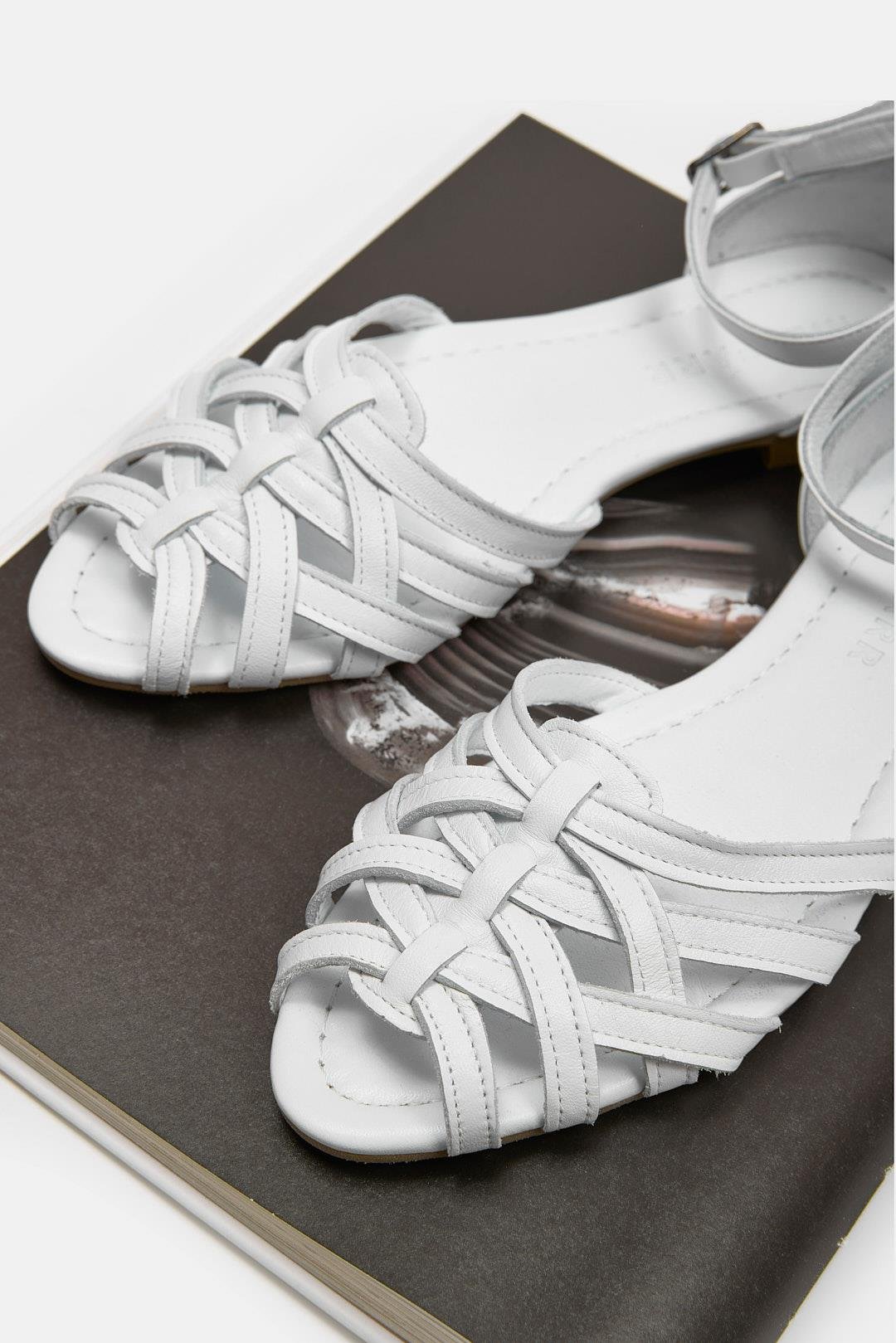 Leila Beyaz Hakiki Deri Kadın Sandalet