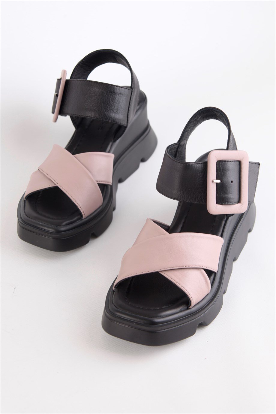 Linda Siyah Hakiki Deri Kalın Tabanlı Sandalet