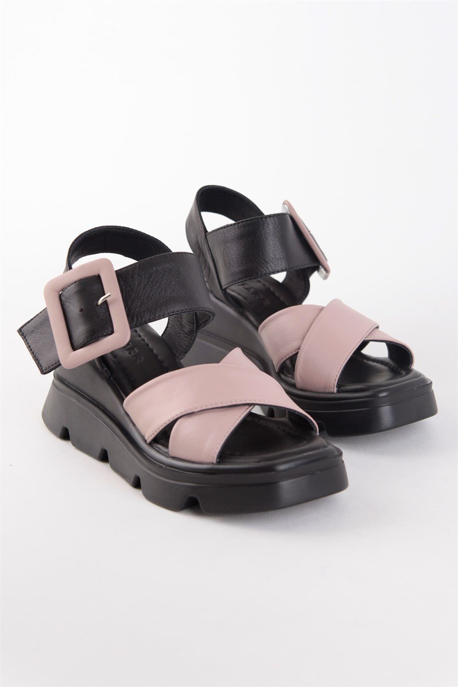 Linda Siyah Hakiki Deri Kalın Tabanlı Sandalet