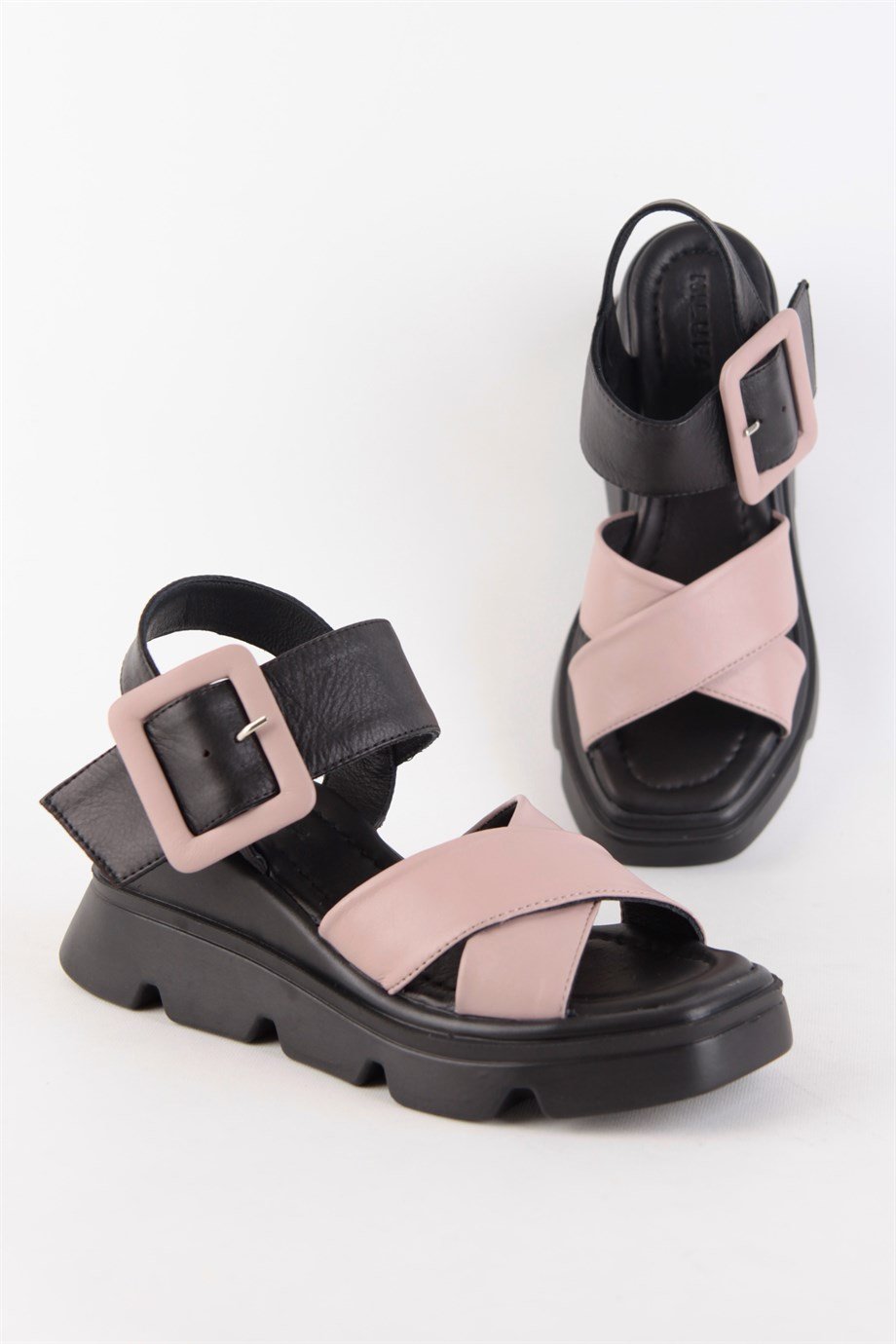 Linda Siyah Hakiki Deri Kalın Tabanlı Sandalet