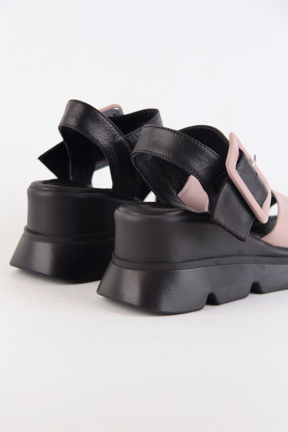 Linda Siyah Hakiki Deri Kalın Tabanlı Sandalet