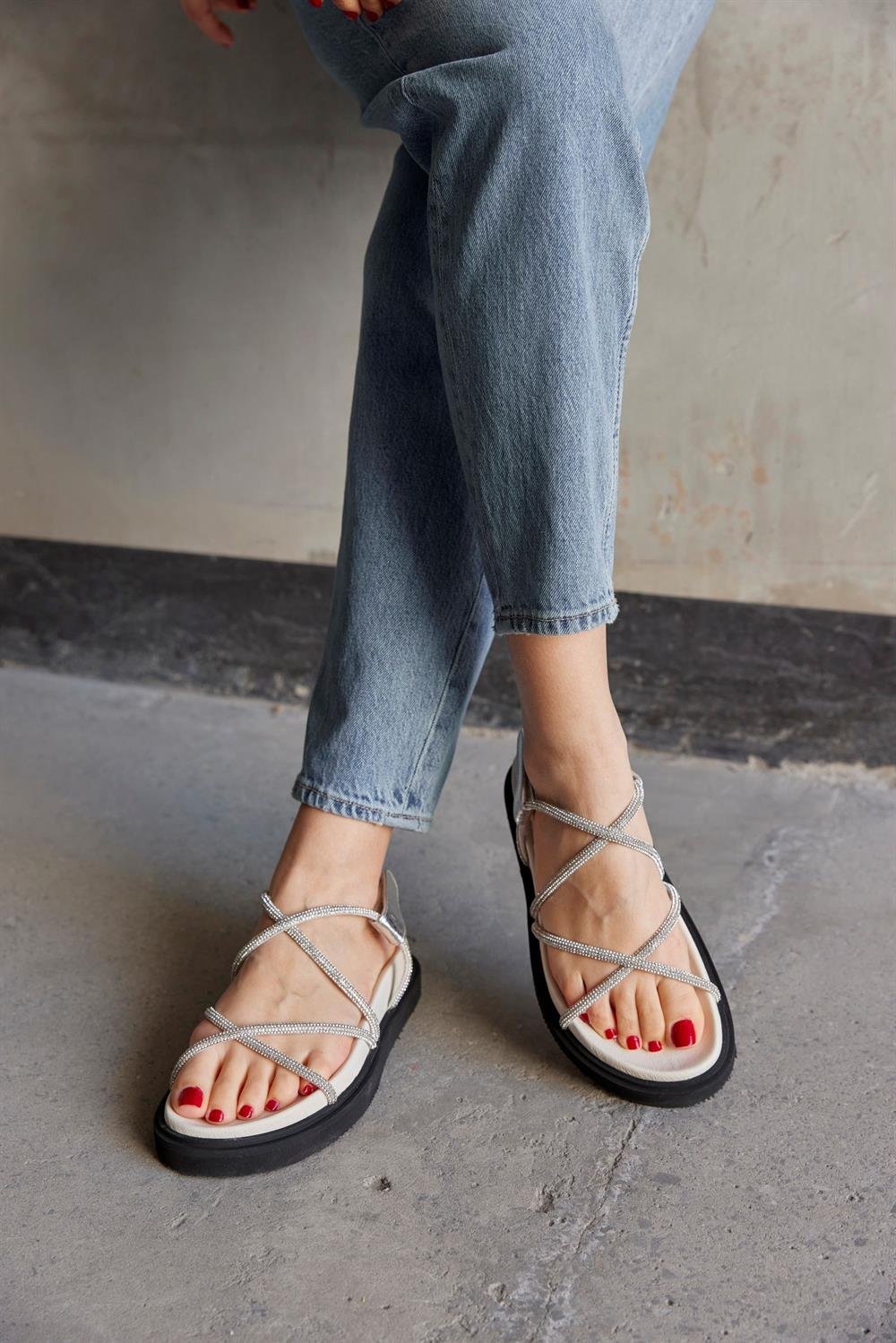 Lolly Beyaz Hakiki Deri Taşlı Kadın Sandalet