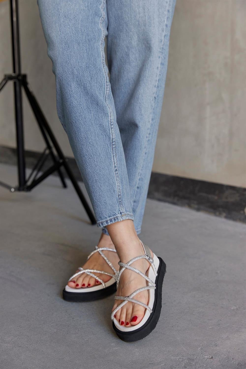 Lolly Beyaz Hakiki Deri Taşlı Kadın Sandalet