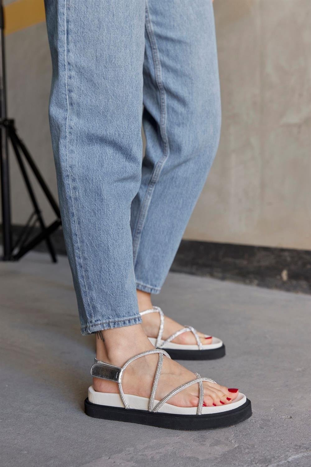 Lolly Beyaz Hakiki Deri Taşlı Kadın Sandalet