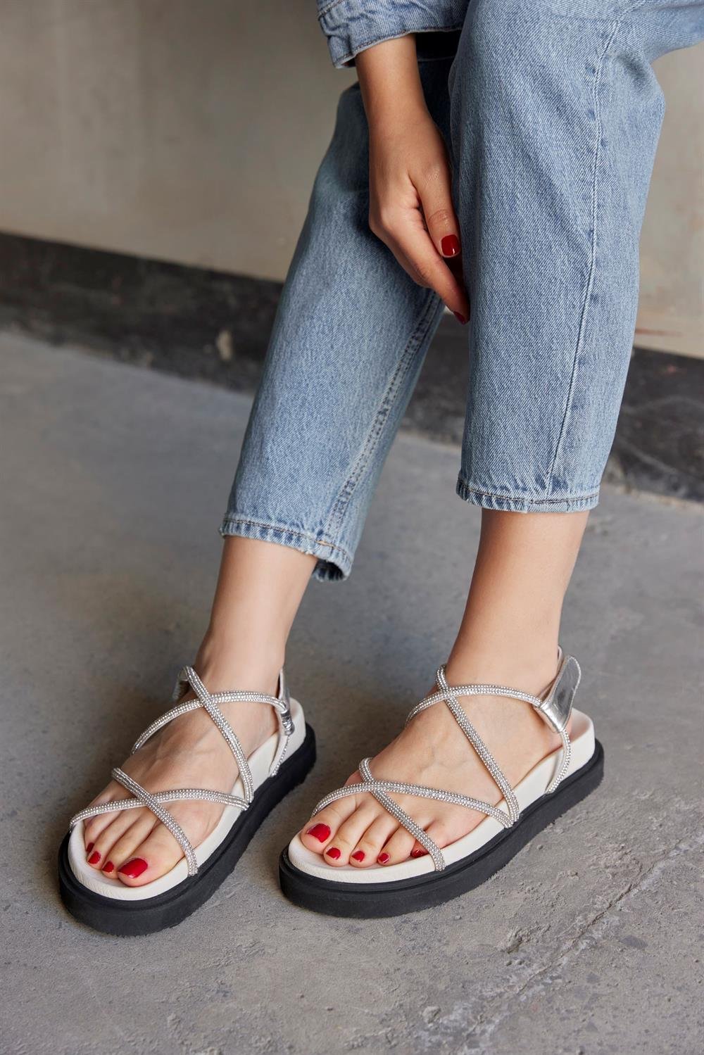 Lolly Beyaz Hakiki Deri Taşlı Kadın Sandalet