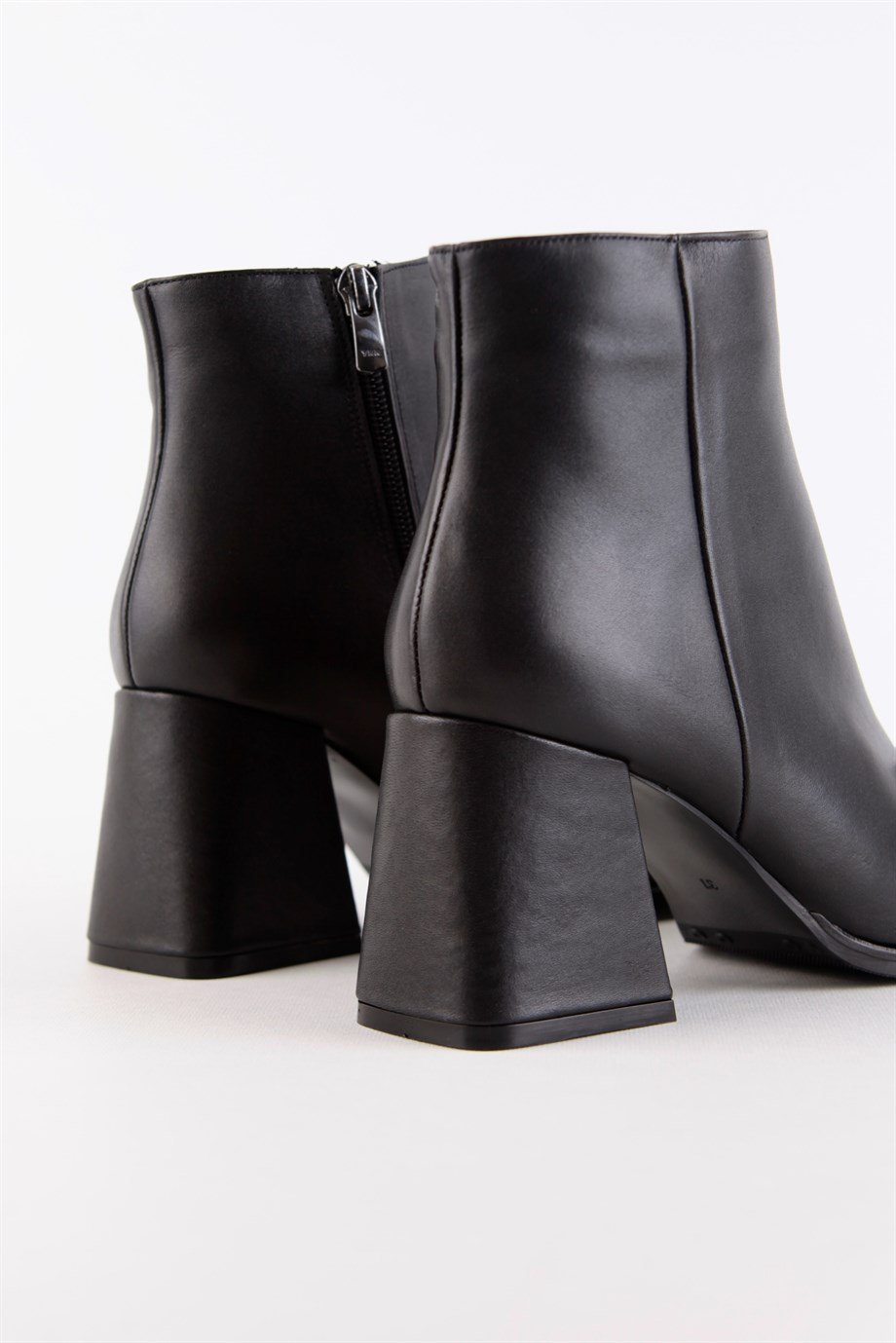 Lorena Siyah Hakiki Deri Topuklu Bot