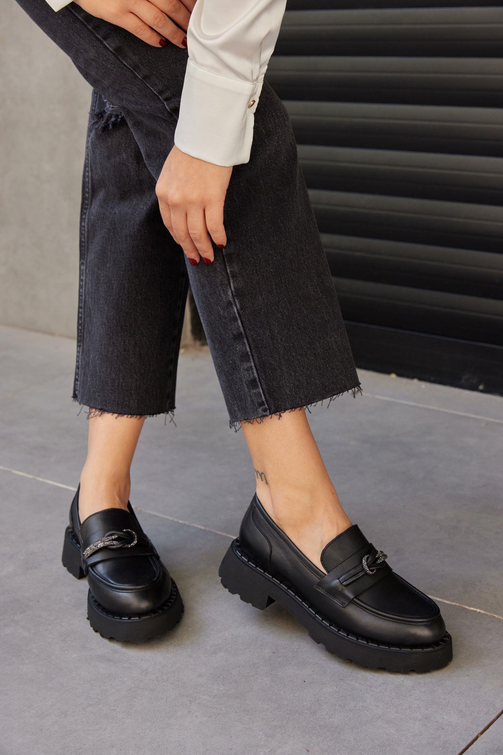 Lorita Siyah Hakiki Deri Taşlı Kadın Loafer