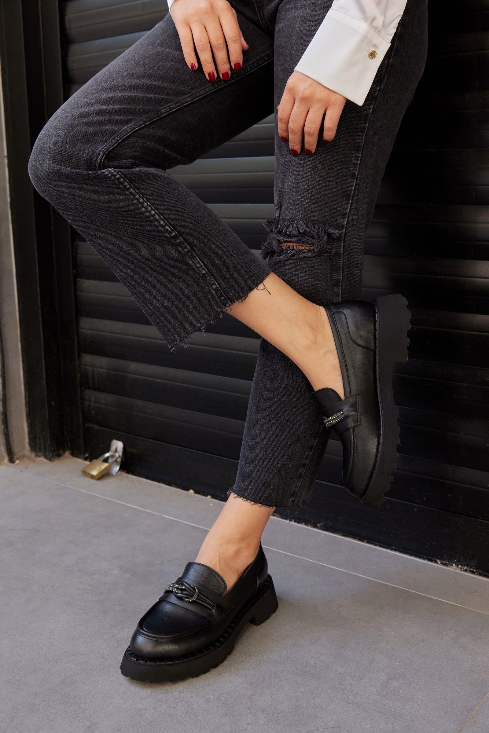 Lorita Siyah Hakiki Deri Taşlı Kadın Loafer