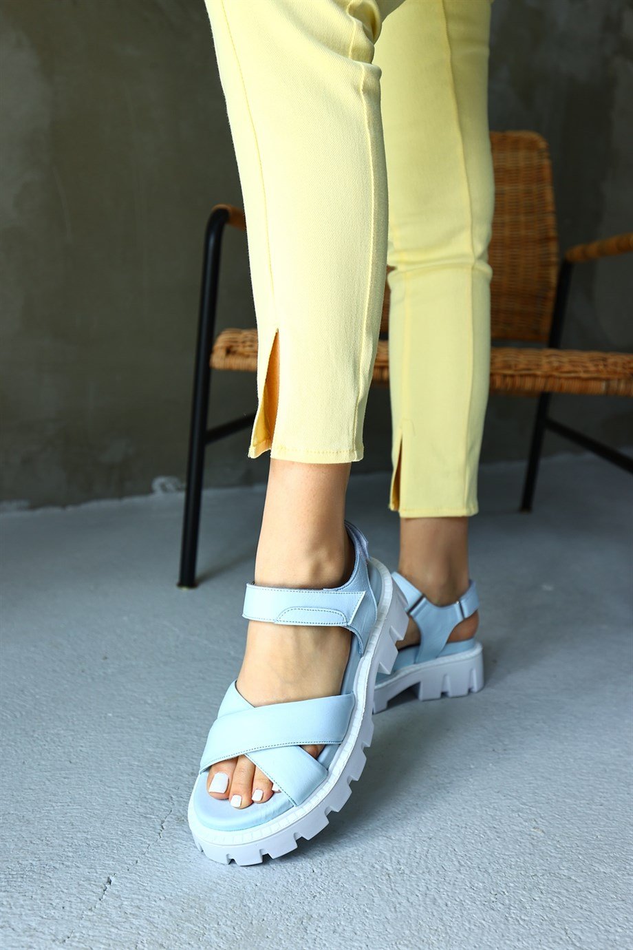 Marla Bebe Mavi Hakiki Deri Kalın Tabanlı Kadın Sandalet