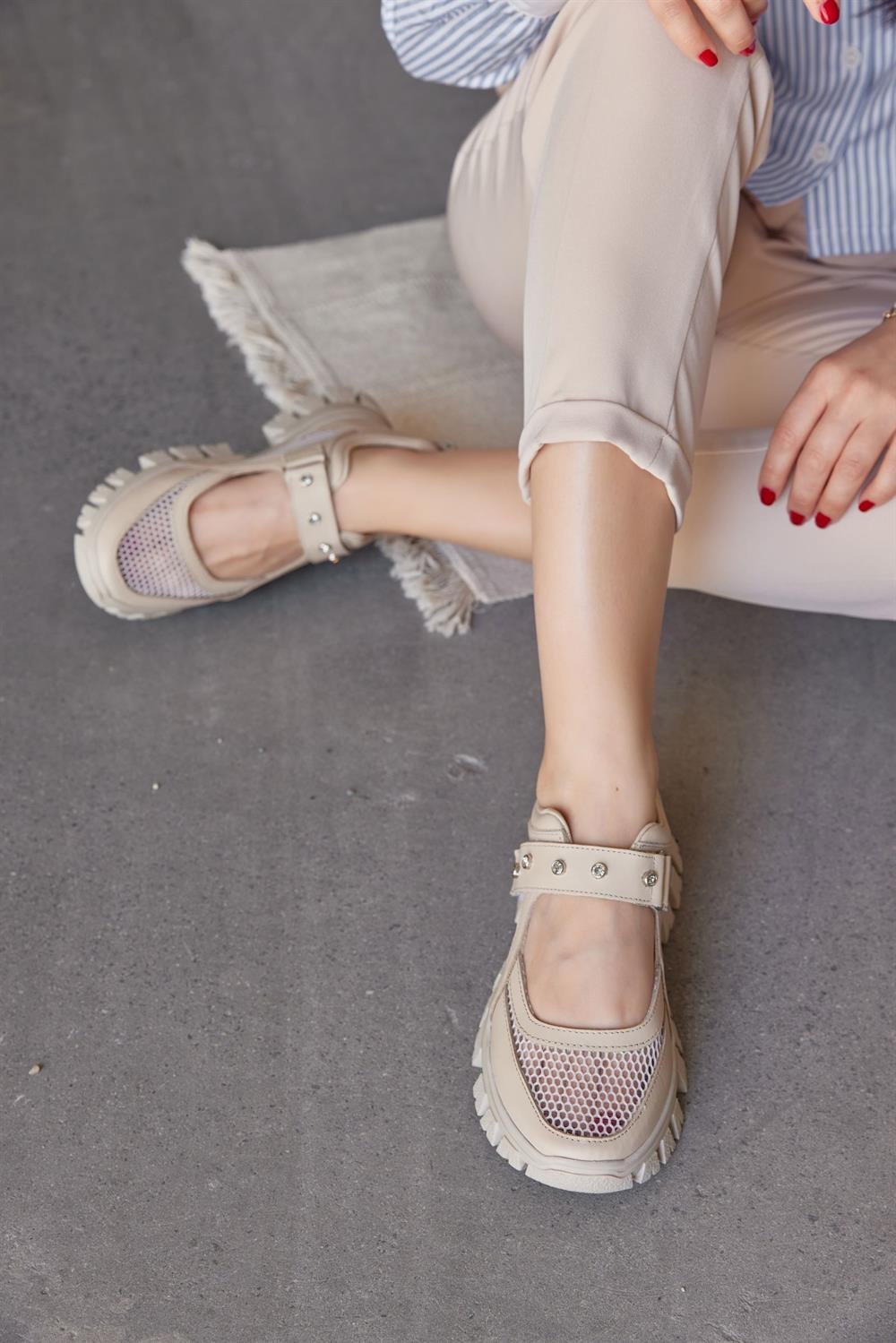 Мелисса Женские Бежевые Кожаные Сандали с Камнями