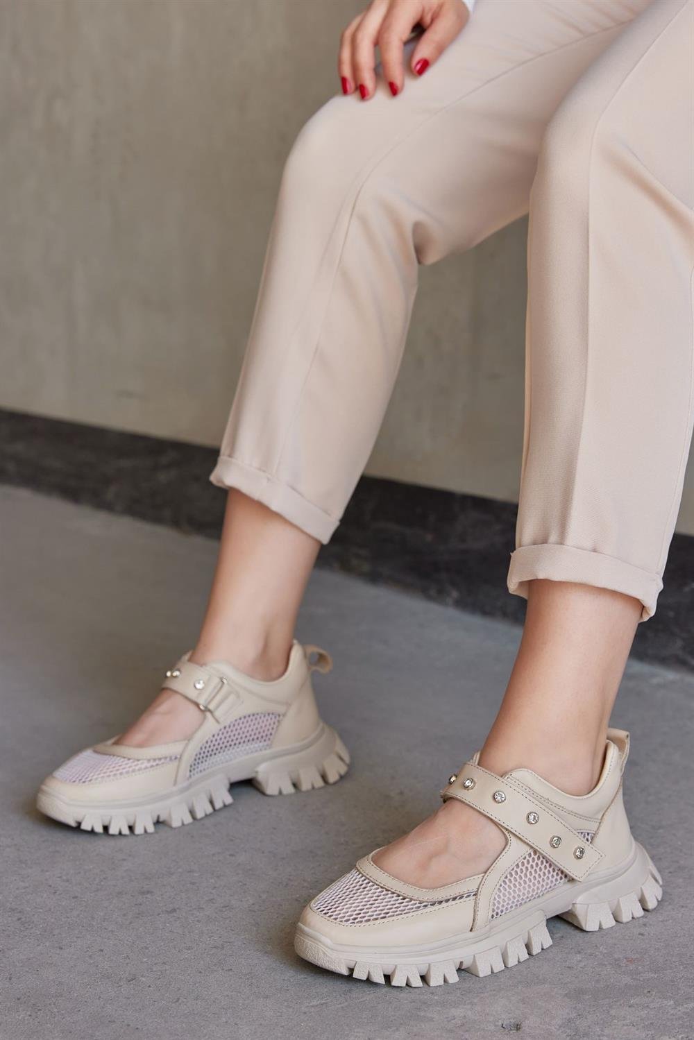 Мелисса Женские Бежевые Кожаные Сандали с Камнями