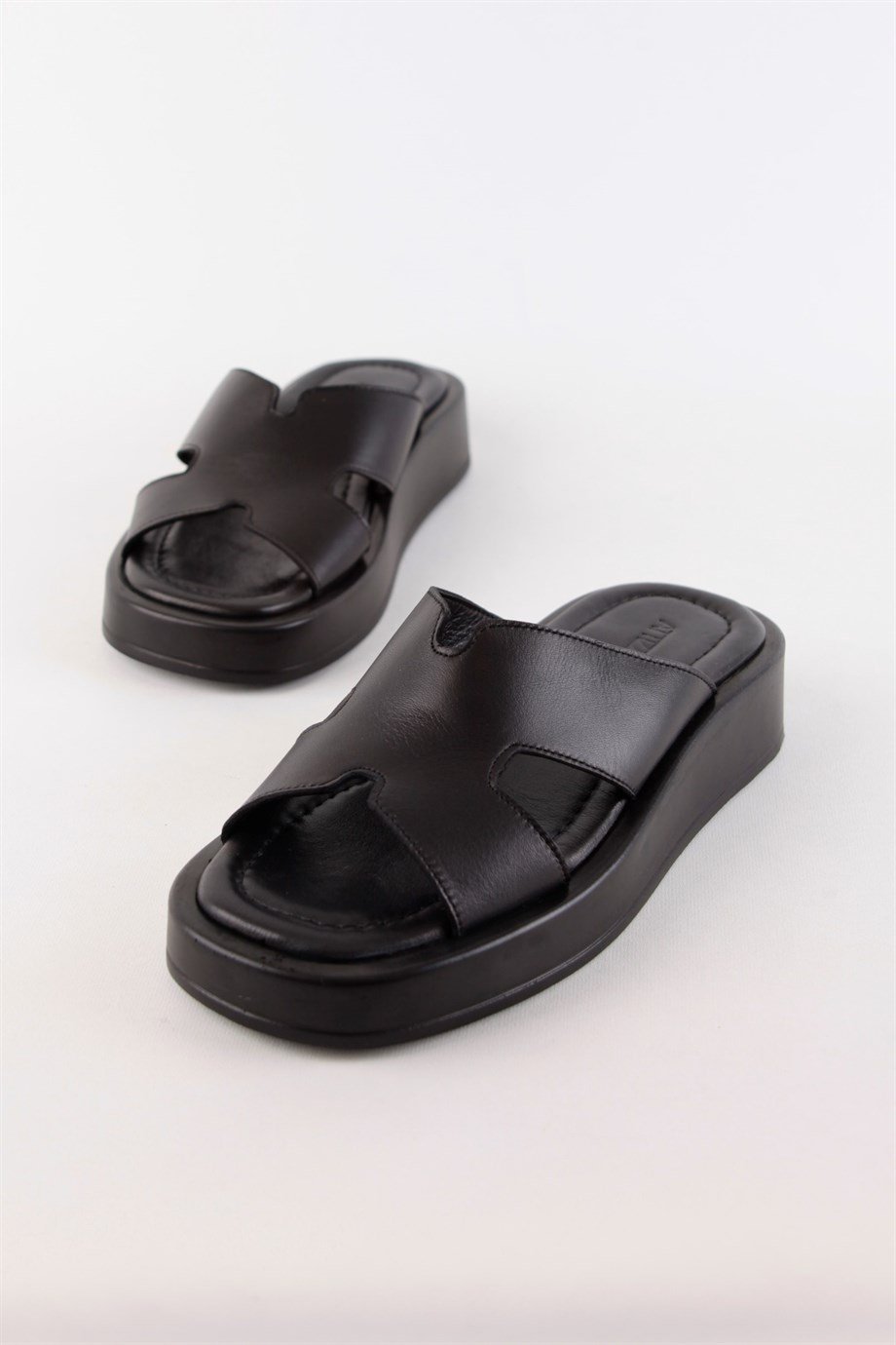 Mika Siyah Hakiki Deri Kadın Terlik