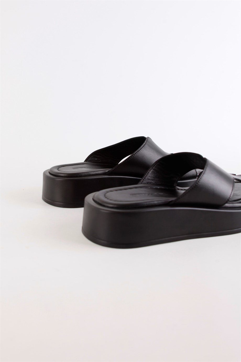 Mika Siyah Hakiki Deri Kadın Terlik