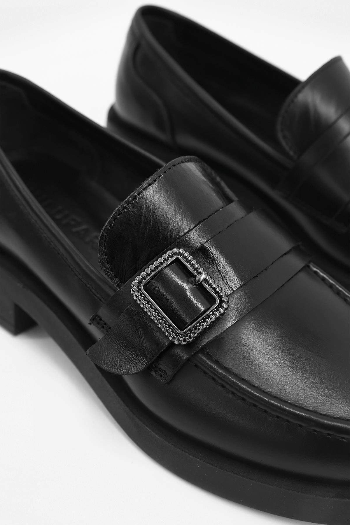 Neva Siyah Hakiki Deri Gümüş Tokalı Kadın Loafer