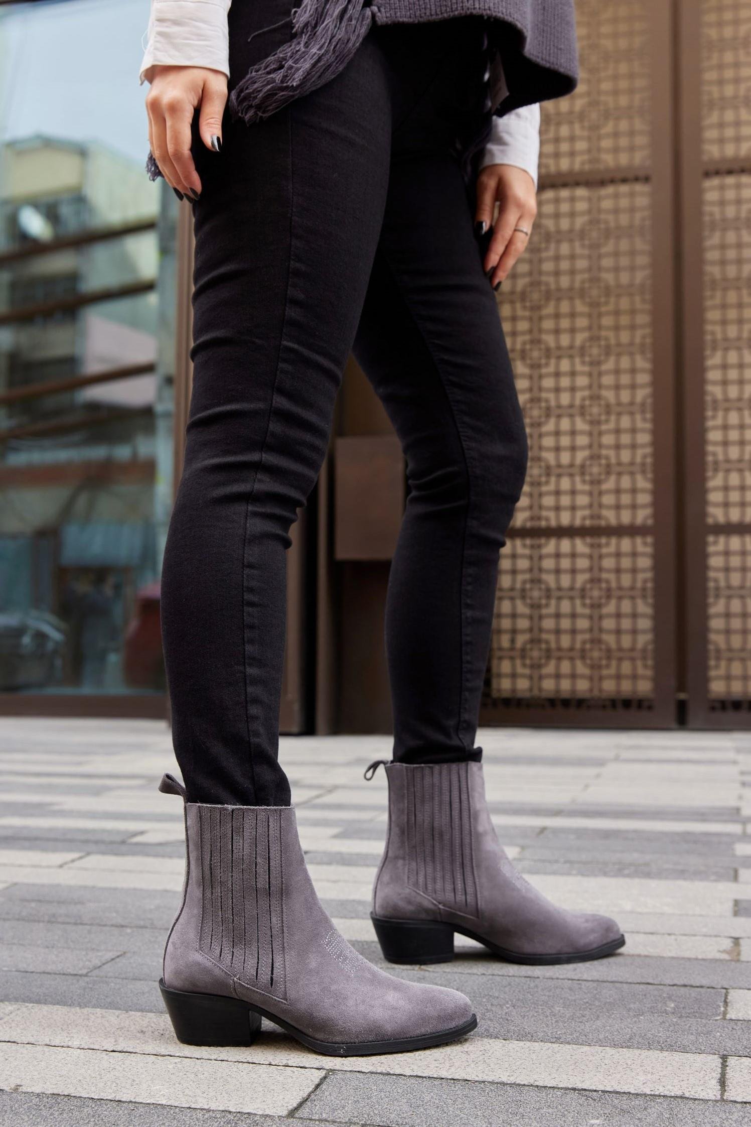 Novella Gri Süet Hakiki Deri Kısa Topuklu Kadın Bot