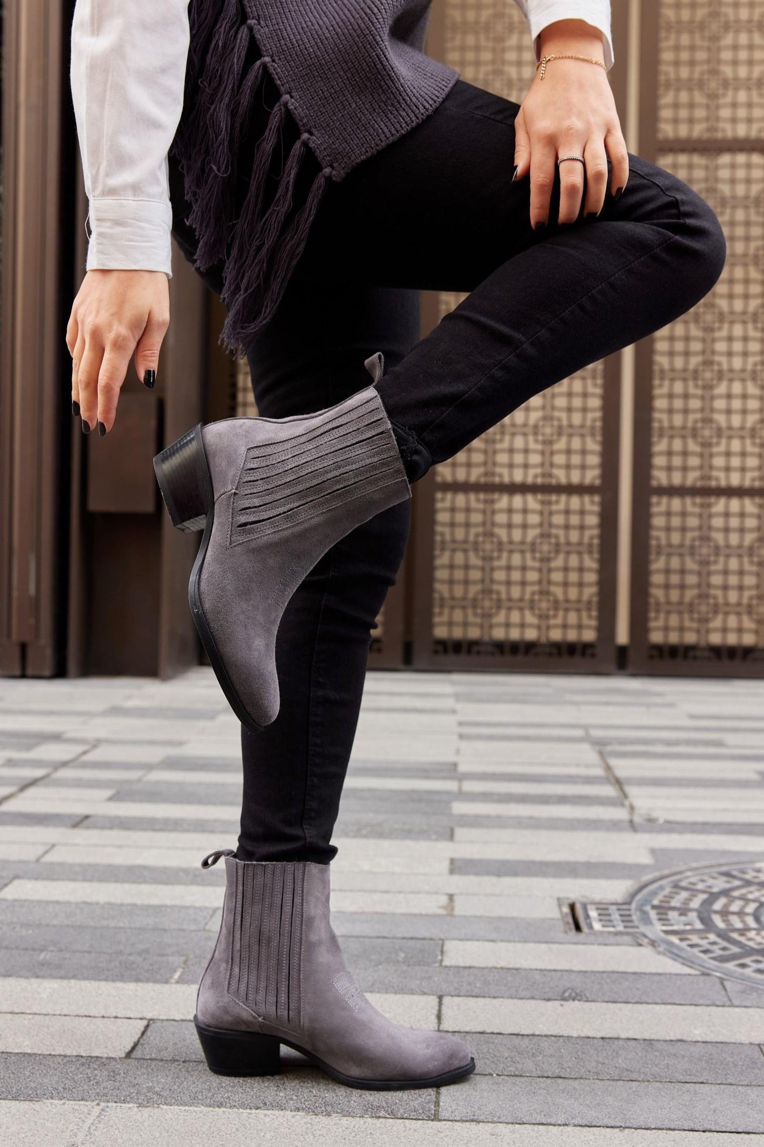 Novella Gri Süet Hakiki Deri Kısa Topuklu Kadın Bot