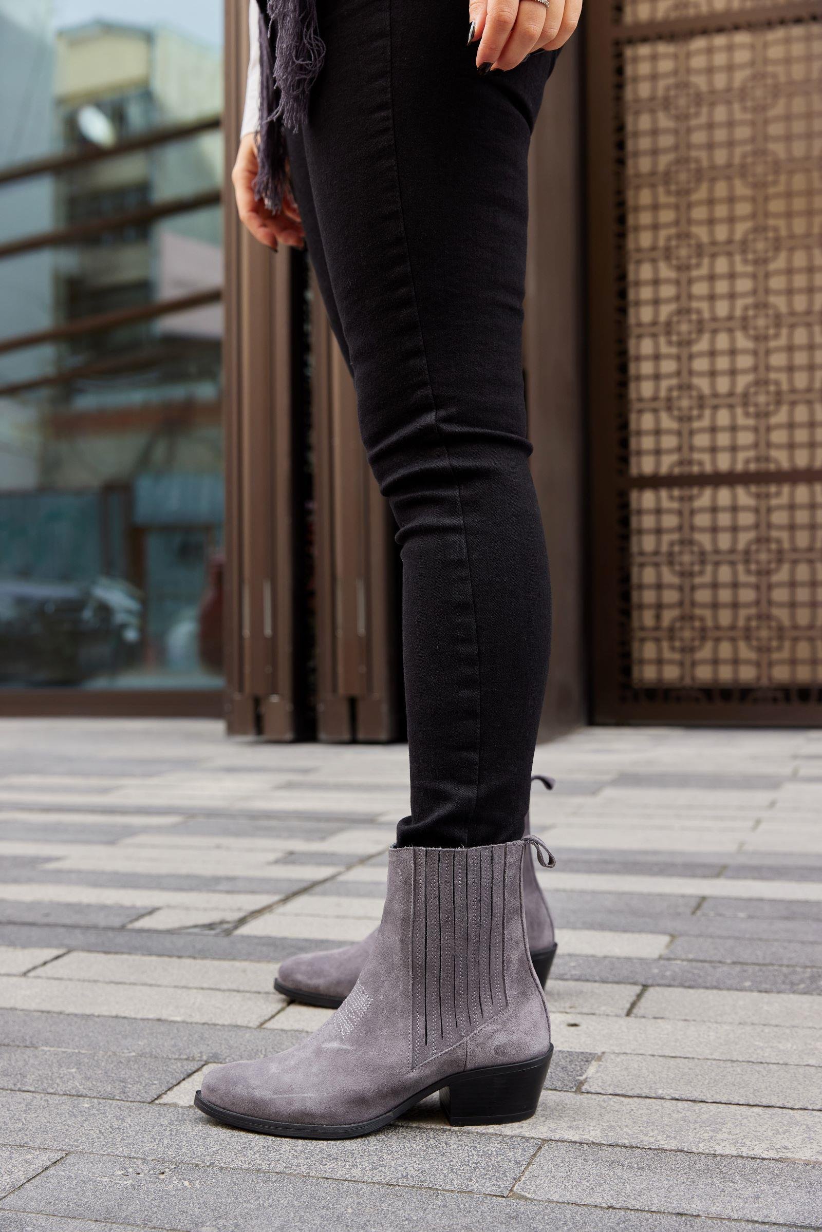 Novella Gri Süet Hakiki Deri Kısa Topuklu Kadın Bot