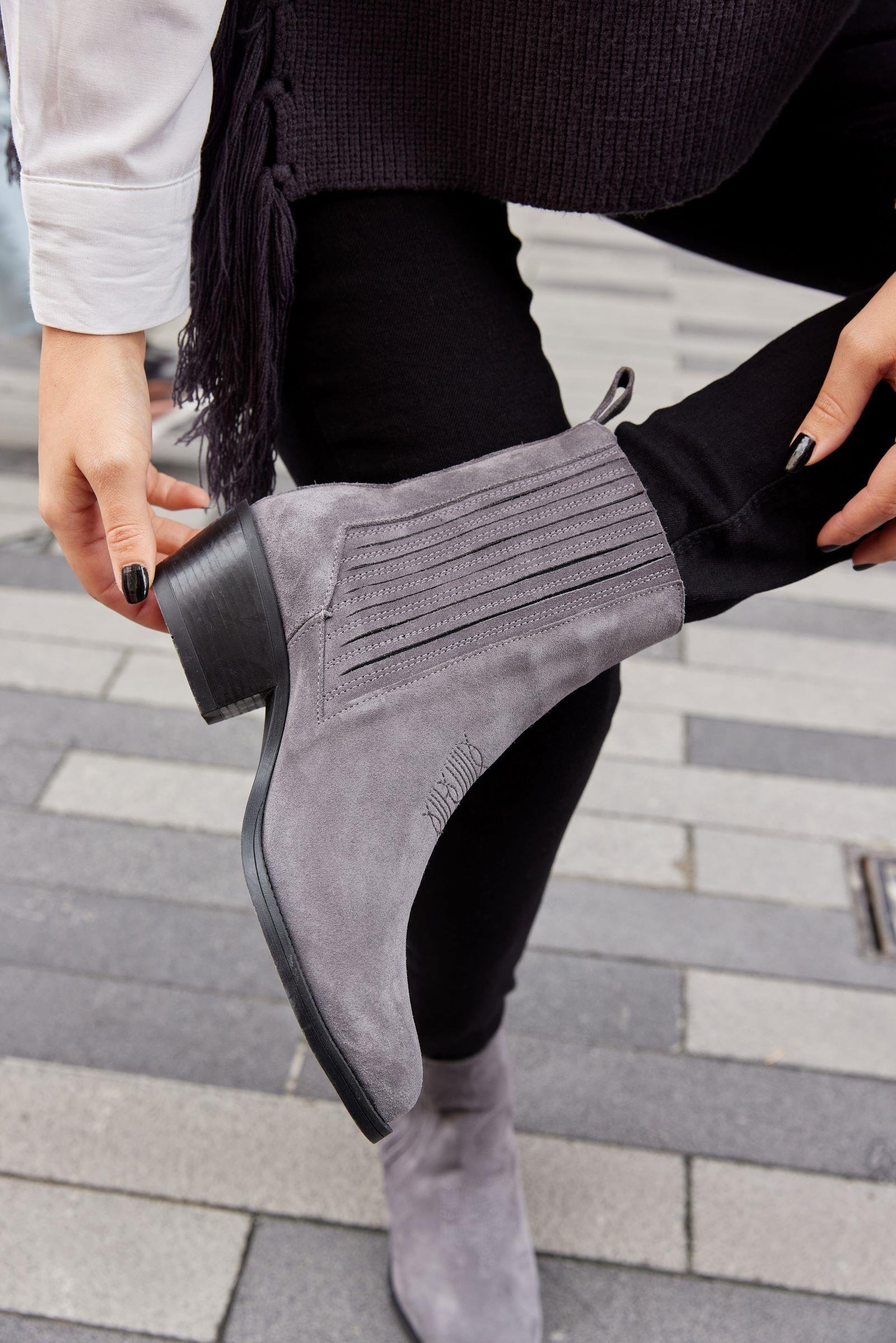 Novella Gri Süet Hakiki Deri Kısa Topuklu Kadın Bot