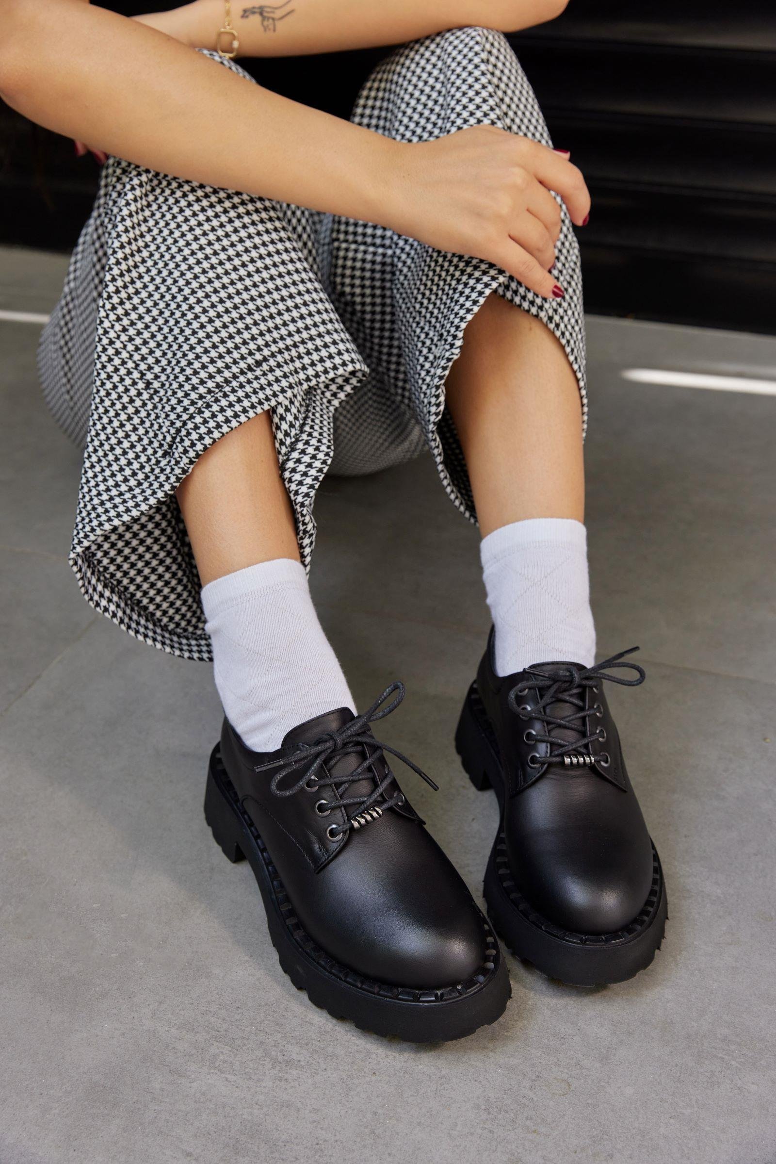 Pavia Siyah Hakiki Deri Bağcıklı Kadın Loafer