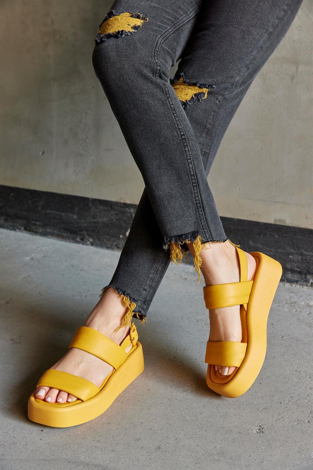 Polina Sarı Hakiki Deri Kalın Tabanlı Kadın Sandalet