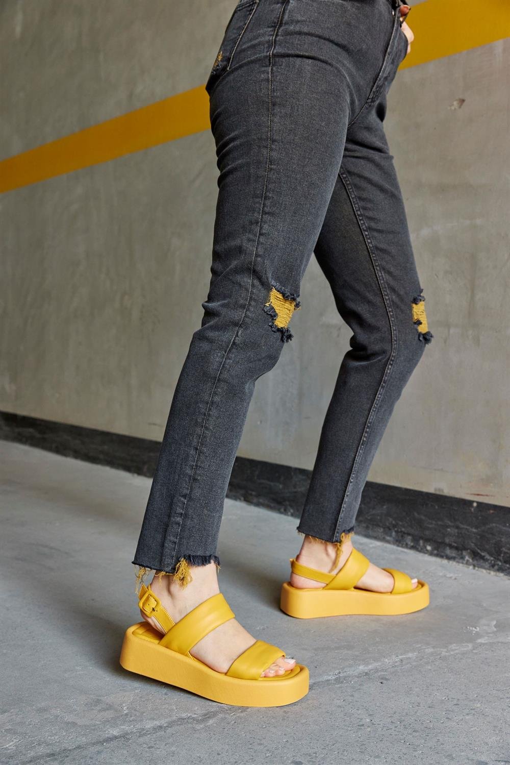 Polina Sarı Hakiki Deri Kalın Tabanlı Kadın Sandalet