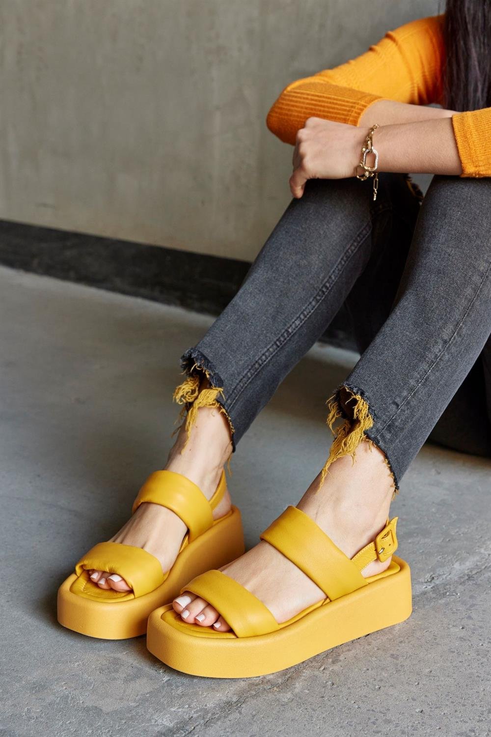 Polina Sarı Hakiki Deri Kalın Tabanlı Kadın Sandalet