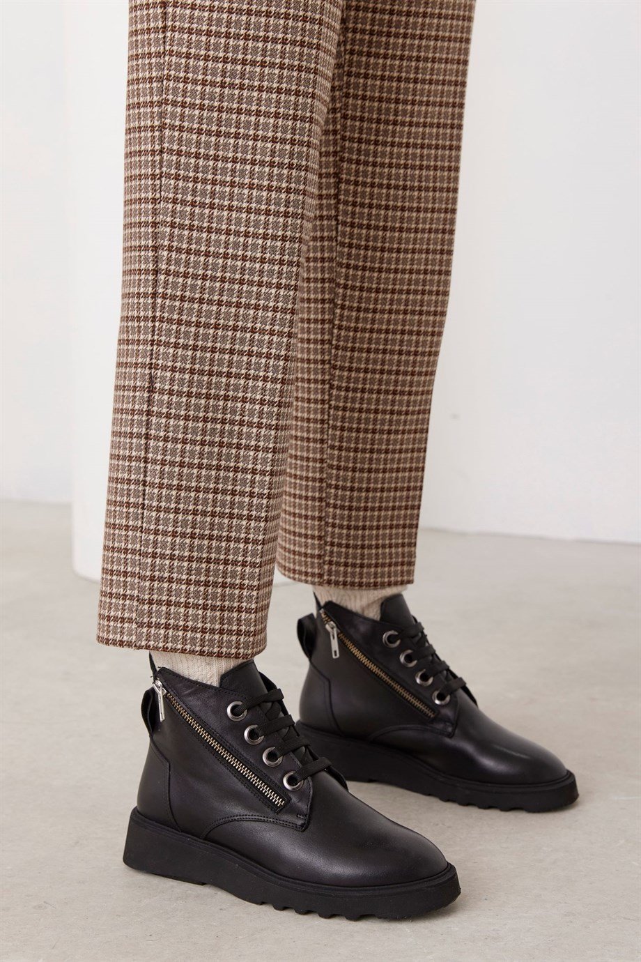 Rosa Siyah Hakiki Deri İçi Kürklü Kadın Bot