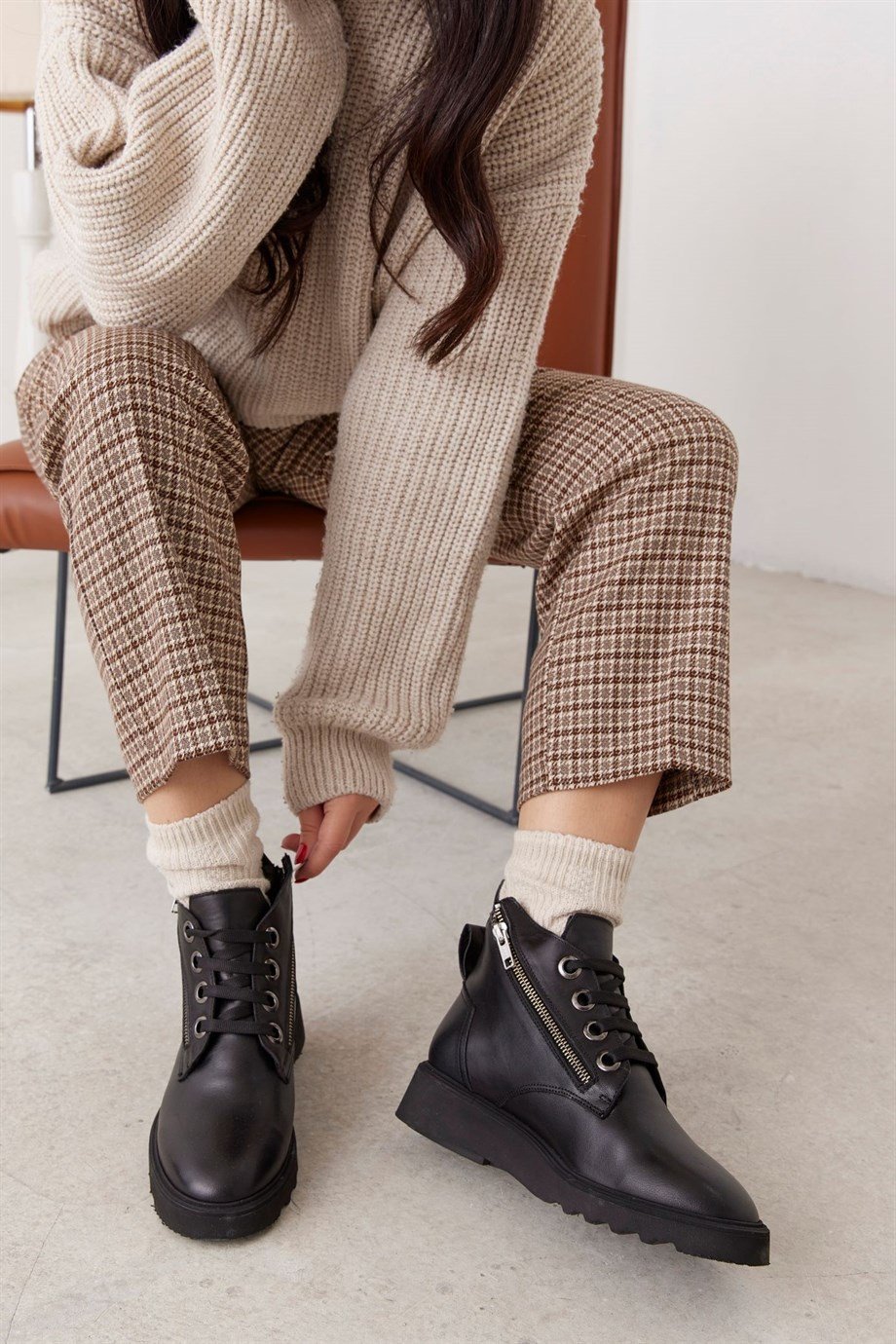 Rosa Siyah Hakiki Deri İçi Kürklü Kadın Bot